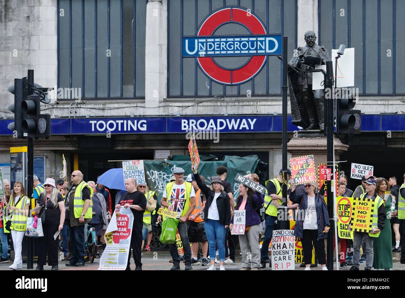 London, UK. 26th August, 2023. Anti-ULEZ Protesters Gather Outside ...