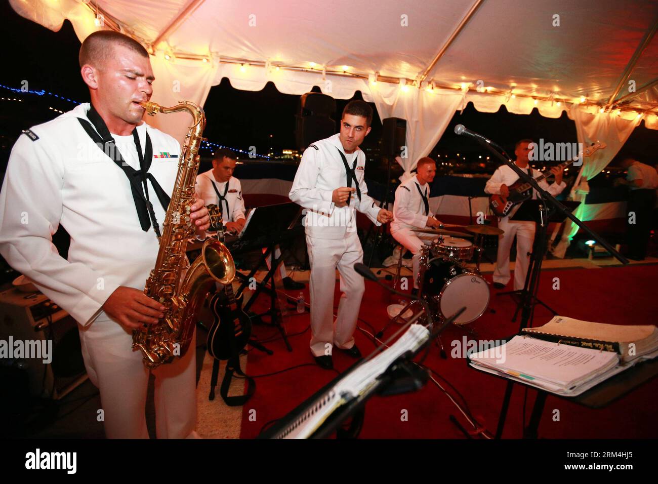 Bildnummer: 60466120  Datum: 08.09.2013  Copyright: imago/Xinhua (130912) -- HAWAII,   -- A band plays music on the USS Lake Eriea at the Pearl Harbor in Hawaii, the United States, Sept. 8, 2013. Pearl Harbor is located on the island of Oahu, Hawaii, west of Honolulu. Much of the harbor and surrounding lands is a United States navy deep-water naval base. It is also the headquarters of the United States Pacific Fleet. (Xinhua/Zha Chunming) (axy) U.S.-HAWAII-PEARL HARBOR PUBLICATIONxNOTxINxCHN Militär Marine xas x0x 2013 quer     60466120 Date 08 09 2013 Copyright Imago XINHUA  Hawaii a Tie PLAY Stock Photo