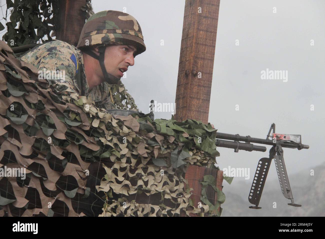 Bildnummer: 60469851  Datum: 12.09.2013  Copyright: imago/Xinhua (130912) -- MOSTAR, Sept. 12, 2013 (Xinhua) -- A Bosnian soldiers looks the exercise in the military area in Livac nearby Mostar, Bosnia-Herzegovina, on Sept. 12, 2013. Military exercise of EUFOR (Operation ALTHEA) will be held in Bosnia and Herzegovina till Sept. 16, 2013. (Xinhua/Haris Memija) BOSNIA AND HERZEGOVINA-MOSTAR-EUFOR-MILITARY EXERCISE PUBLICATIONxNOTxINxCHN Militär Militärübung Soldat xas x0x 2013 quer premiumd      60469851 Date 12 09 2013 Copyright Imago XINHUA  Mostar Sept 12 2013 XINHUA a Bosnian Soldiers Looks Stock Photo