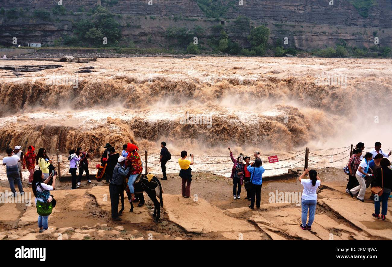 Bildnummer: 60474175  Datum: 13.09.2013  Copyright: imago/Xinhua Tourists take photos of the Hukou Waterfall of the Yellow River from the site in Jixian County, north China s Shanxi Province, Sept. 12, 2013. (Xinhua/Jiang Xiaoming) (ry) CHINA-SHANXI-WATERFALL-SCENERY (CN) PUBLICATIONxNOTxINxCHN Gesellschaft Kultur Reisen Huang He Gelber Fluss Wasserfall xdp x0x 2013 quer Aufmacher     60474175 Date 13 09 2013 Copyright Imago XINHUA tourists Take Photos of The Hukou Waterfall of The Yellow River from The Site in Jixian County North China S Shanxi Province Sept 12 2013 XINHUA Jiang Xiao Ming Ry Stock Photo