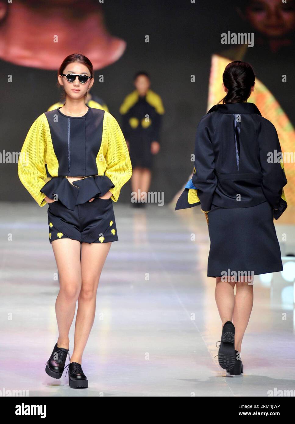 bildnummer 60474189 datum 13092013 copyright imagoxinhua models present creations of casual clothing during the final session of the eastern division of the 22th jeanswest fashion design contest in nanjing capital of east china s jiangsu province sept 13 2013 xinhua ry china nanjing jeanswest design contest cn publicationxnotxinxchn model kultur entertainment modenschau wettbewerb fashion mode xdp x0x 2013 hoch 60474189 date 13 09 2013 copyright imago xinhua models present creations of casual clothing during the final session of the eastern division of the jean west fas 2RM4JWP