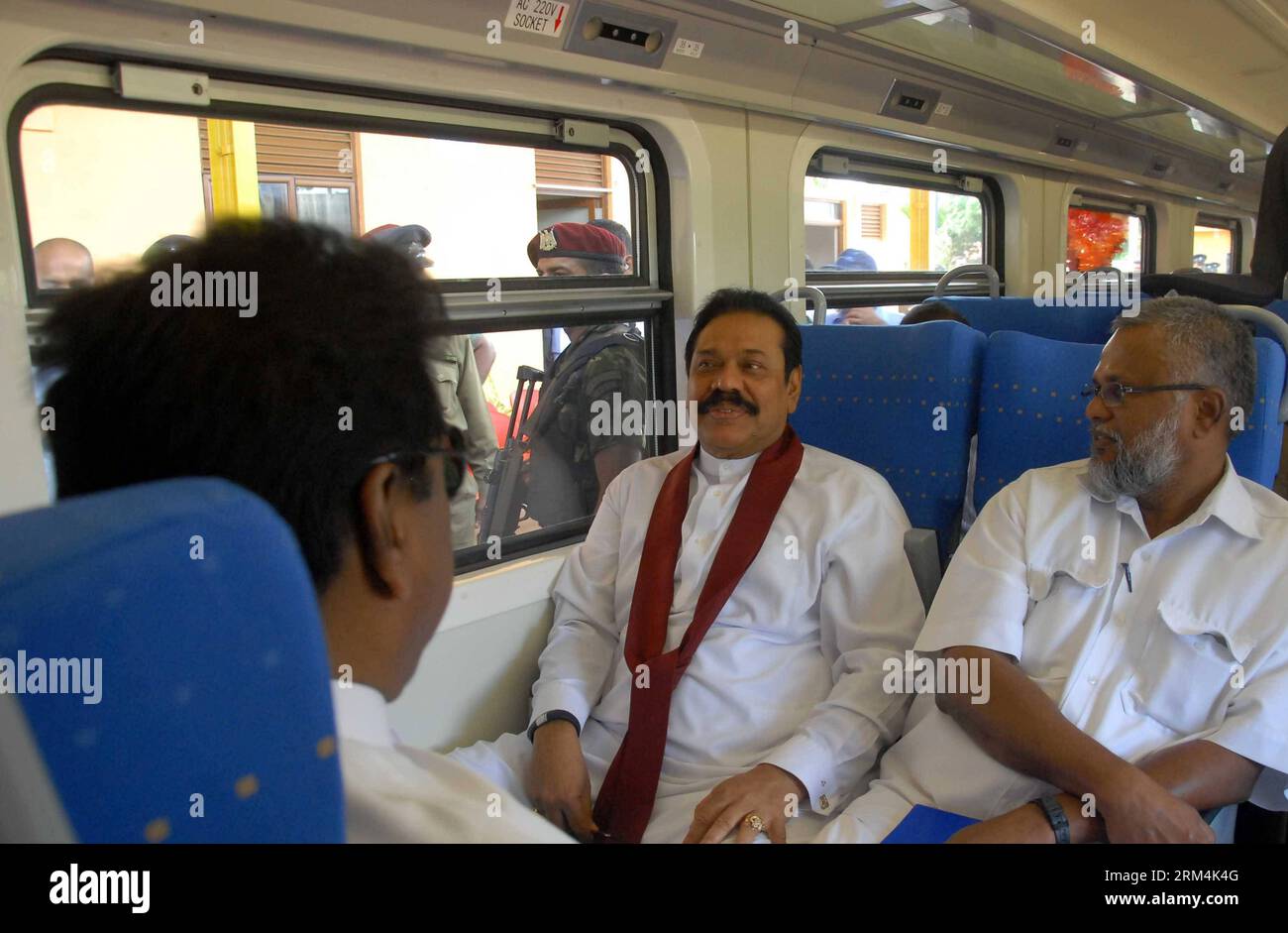 Bildnummer: 60475234  Datum: 14.09.2013  Copyright: imago/Xinhua (130914) -- COLOMBO, Sept. 14, 2013 (Xinhua) -- Sri Lankan President Mahinda Rajapaksa (C) is on a train to the former rebel town of Kilinochchi in Sri Lanka, Sept. 14, 2013. The Sri Lankan government on Saturday resumed train services to Kilinochchi after 23 years. (Xinhua/Pradeep Pathirana) SRI LANKA-COLOMBO-KILINOCHCHI-TRAIN SERVICE PUBLICATIONxNOTxINxCHN people xas x0x 2013 quer premiumd      60475234 Date 14 09 2013 Copyright Imago XINHUA  Colombo Sept 14 2013 XINHUA Sri Lankan President Mahinda Rajapaksa C IS ON a Train to Stock Photo