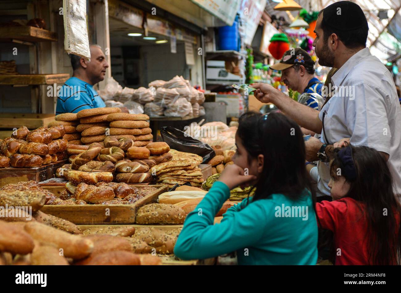 Bildnummer: 60492887  Datum: 17.09.2013  Copyright: imago/Xinhua (130918) -- JERUSALEM, Sept. 17, 2013 (Xinhua) -- A man buys bread for the preparations of Sukkot holiday at a market in Jerusalem, on Sept. 17, 2013. The Sukkot , Feast of Tabernacles, is a biblical weeklong holiday that recollects the 40 years of travel in the desert after the Exodus from slavery in Egypt. here made preparations on Tuesday for the upcoming Sukkot during which most shops will be closed. (Xinhua/Li Rui) MIDEAST-JERUSALEM-RELIGION-JUDAISM-SUKKOT-PREPARATION PUBLICATIONxNOTxINxCHN Gesellschaft x2x xkg 2013 quer o0 Stock Photo
