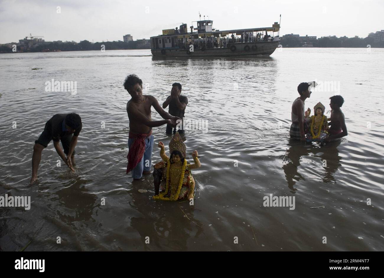 Bildnummer: 60494612  Datum: 18.09.2013  Copyright: imago/Xinhua (130918) -- CALCUTTA, Sept. 18, 2013 (Xinhua) -- Hindu devotees immerse an idol of the Hindu god Viswakarma, the deity of all craftsmen and architects, into the Ganges river for immersion in Calcutta, capital of eastern Indian state West Bengal, Sept. 18, 2013. (Xinhua/Tumpa Mondal) INDIA-CALCUTTA-IMMERSION PUBLICATIONxNOTxINxCHN xcb x0x 2013 quer      60494612 Date 18 09 2013 Copyright Imago XINHUA  Calcutta Sept 18 2013 XINHUA Hindu devotees  to Idol of The Hindu God  The deity of All  and Architects into The Ganges River for a Stock Photo