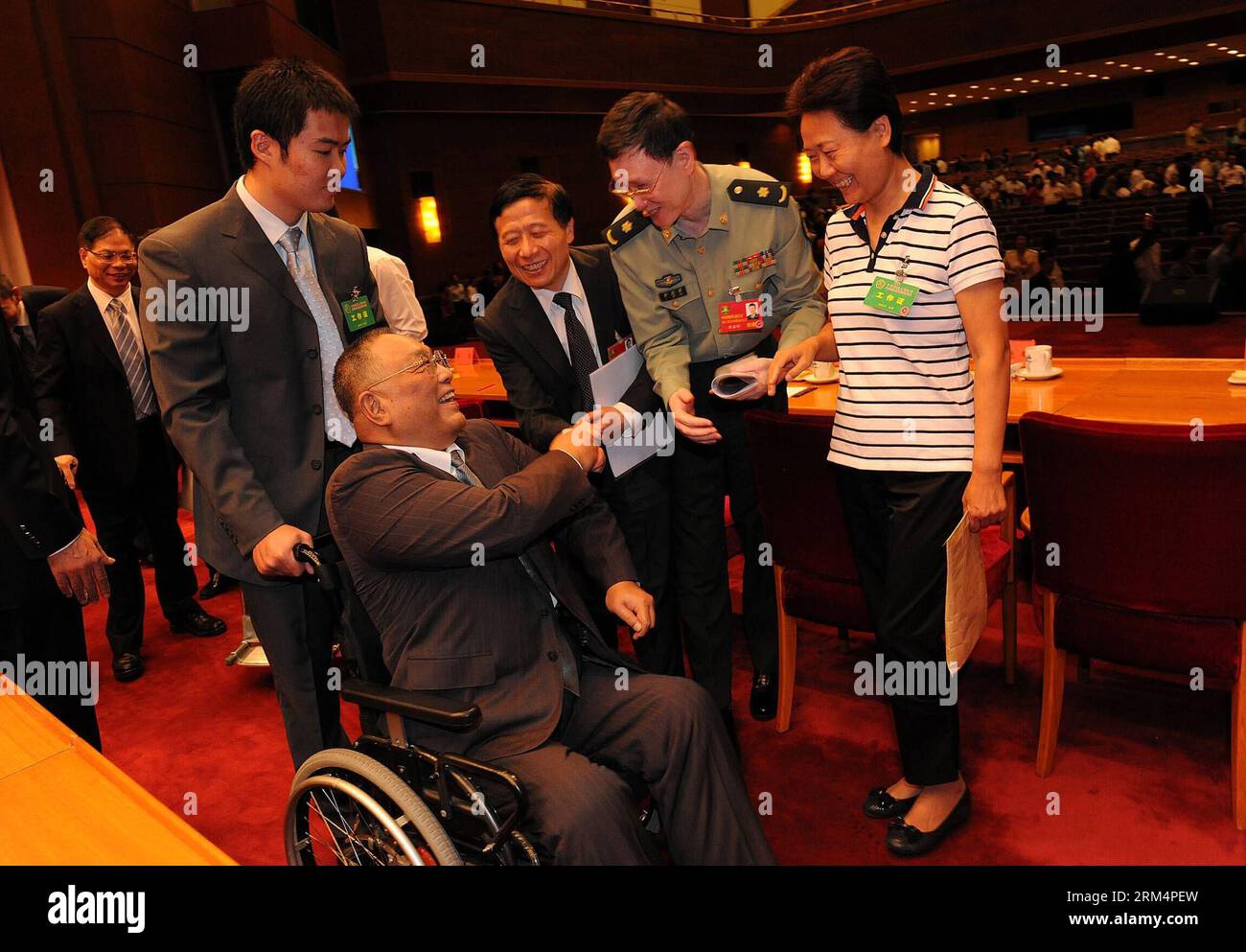 Bildnummer: 60499968  Datum: 19.09.2013  Copyright: imago/Xinhua (130919) -- BEIJING, Sept. 19, 2013 (Xinhua) -- congratulate Deng Pufang (front, L), honorable chairman of the China Disabled Persons Federation (CDPF), after he was reelected at the organization s sixth national congress in Beijing, capital of China, Sept. 19, 2013. Wheelchair-bound writer Zhang Haidi was reelected as chairwoman of the CDPF at the congress on Thursday. (Xinhua/He Junchang) (wqq) CHINA-BEIJING-DISABLED PERSONS FEDERATION-NATIONAL CONGRESS (CN) PUBLICATIONxNOTxINxCHN xcb x0x 2013 quer      60499968 Date 19 09 2013 Stock Photo