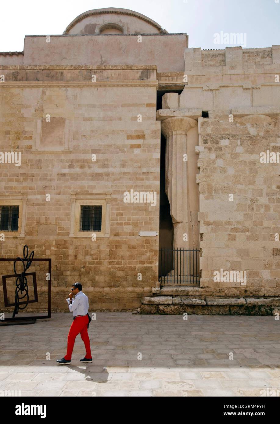 Bildnummer: 60506292  Datum: 20.09.2013  Copyright: imago/Xinhua (130920) -- SYRACUSE, Sept. 20, 2013 (Xinhua) -- A man walks past the Cathedral, formerly the great Temple of Athena (5th century BC), in Ortigia, the old town of Syracuse in Sicily, Italy, Sept. 5, 2013. Located in the southeast corner of the island of Sicily, Syracuse is a historic city in Italy. The 2,700-year-old city founded in 734 or 733 BC by Greek settlers from Corinth and Tenea played a key role in ancient times when it was one of the major powers of the Mediterranean world. Once described by Cicero, renowned Roman philo Stock Photo
