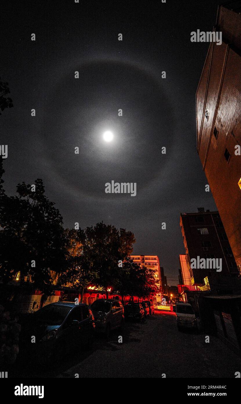 Bildnummer: 60507324  Datum: 20.09.2013  Copyright: imago/Xinhua CHANGCHUN, Sept. 20, 2013 - Photo taken on Sept. 20, 2013 shows the moon halo over the sky in Changchun City, capital of northeast China s Jilin Province. The halos are caused by both refraction (splitting of light) and reflection (glints of light) from ice crystals in the air.(Xinhua/Xu Chang) (cjq) CHINA-CHANGCHUN-MOON HALO (CN) PUBLICATIONxNOTxINxCHN Gesellschaft Lichteffekt Mond Halo xdp x0x 2013 hoch premiumd     60507324 Date 20 09 2013 Copyright Imago XINHUA Changchun Sept 20 2013 Photo Taken ON Sept 20 2013 Shows The Moon Stock Photo