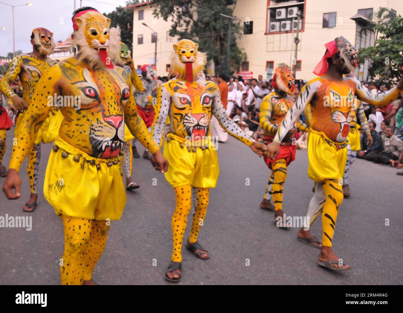 Bildnummer: 60507332  Datum: 20.09.2013  Copyright: imago/Xinhua TRIVANDRUM, Sept. 20, 2013 - dance to celebrate the biggest harvest festival Onam Festival in Trivandrum, Kerala, India, Sept. 20, 2013. Onam is ten days of fun and feasting as Kerala celebrates it with traditional fervor. Every home gets ready to welcome King Mahabali with floral carpets and elaborate feasts. Onam is also the harvest festival in Kerala. And the procession on the last day of Onam is the grandest one. There are as many as 3000 artists, 75 floats and 68 art forms which offer a colorful luster to the pageantry. (Xin Stock Photo