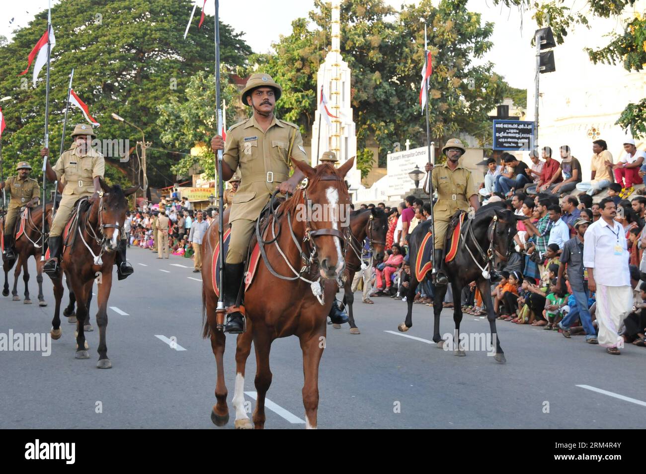 Bildnummer: 60507326  Datum: 20.09.2013  Copyright: imago/Xinhua (130920) -- TRIVANDRUM, Sept. 20, 2013 (Xinhua) -- celebrate the biggest harvest festival Onam Festival in Trivandrum, Kerala, India, Sept.20, 2013. Onam is ten days of fun and feasting as Kerala celebrates it with traditional fervor. Every home gets ready to welcome King Mahabali with floral carpets and elaborate feasts. Onam is also the harvest festival in Kerala. And the procession on the last day of Onam is the grandest one. There are as many as 3000 artists, 75 floats and 68 art forms which offer a colorful luster to the pag Stock Photo