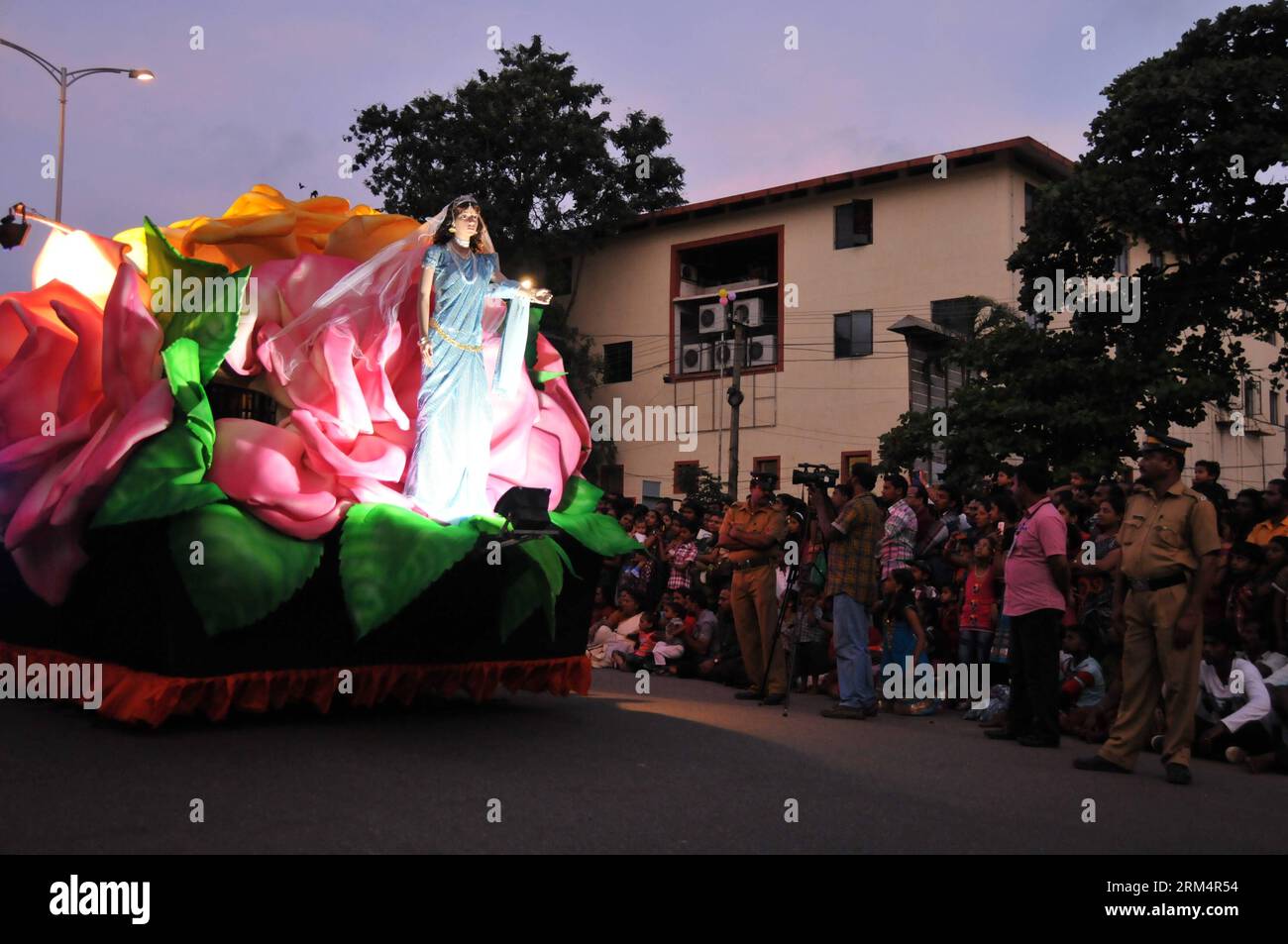 Bildnummer: 60507330  Datum: 20.09.2013  Copyright: imago/Xinhua (130920) -- TRIVANDRUM, Sept. 20, 2013 (Xinhua) -- celebrate the biggest harvest festival Onam Festival in Trivandrum, Kerala, India, Sept.20, 2013. Onam is ten days of fun and feasting as Kerala celebrates it with traditional fervor. Every home gets ready to welcome King Mahabali with floral carpets and elaborate feasts. Onam is also the harvest festival in Kerala. And the procession on the last day of Onam is the grandest one. There are as many as 3000 artists, 75 floats and 68 art forms which offer a colorful luster to the pag Stock Photo