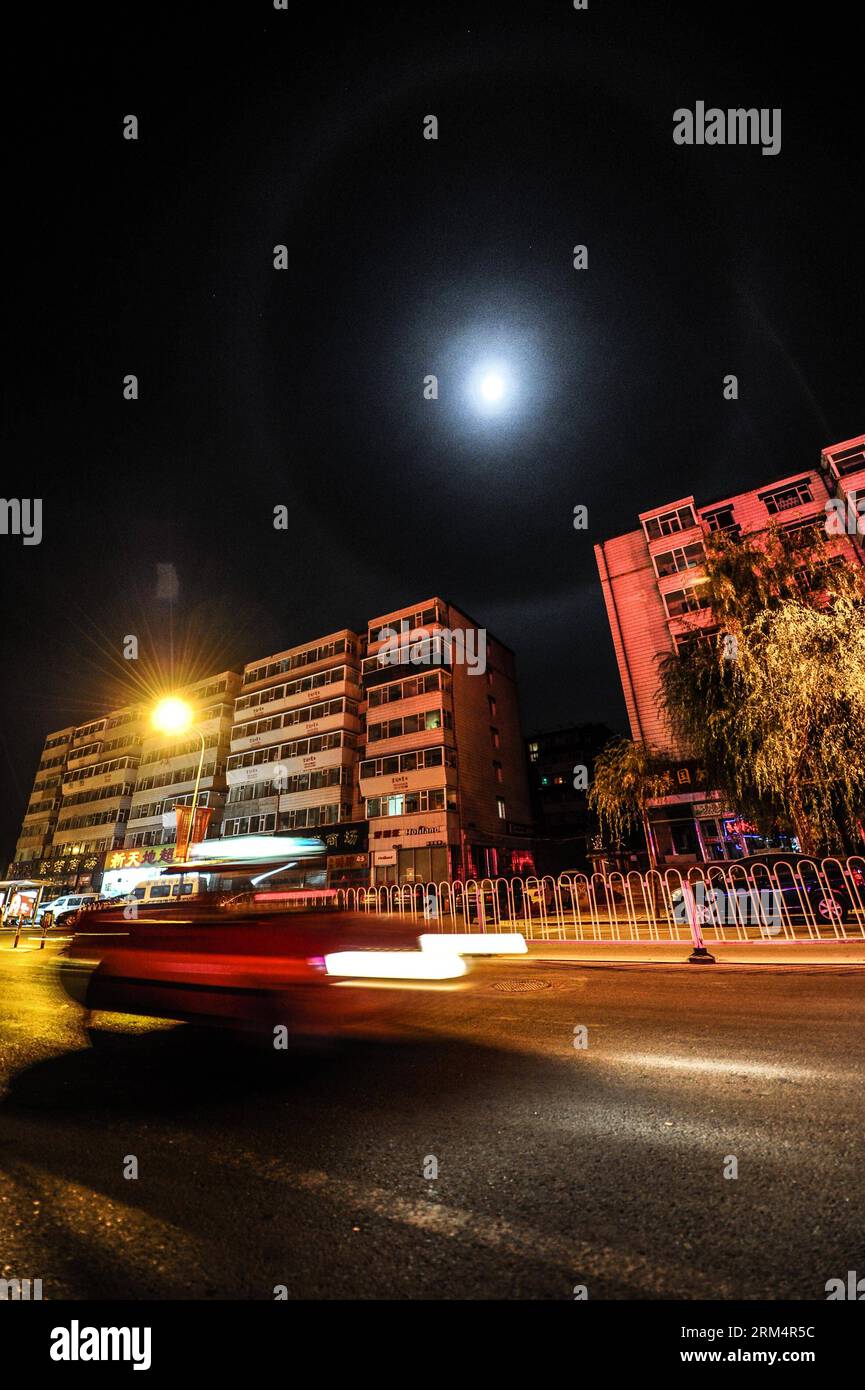 Bildnummer: 60507325  Datum: 20.09.2013  Copyright: imago/Xinhua CHANGCHUN, Sept. 20, 2013 - Photo taken on Sept. 20, 2013 shows the moon halo over the sky in Changchun City, capital of northeast China s Jilin Province. The halos are caused by both refraction (splitting of light) and reflection (glints of light) from ice crystals in the air.(Xinhua/Xu Chang) (cjq) CHINA-CHANGCHUN-MOON HALO (CN) PUBLICATIONxNOTxINxCHN Gesellschaft Lichteffekt Mond Halo xdp x0x 2013 hoch premiumd     60507325 Date 20 09 2013 Copyright Imago XINHUA Changchun Sept 20 2013 Photo Taken ON Sept 20 2013 Shows The Moon Stock Photo