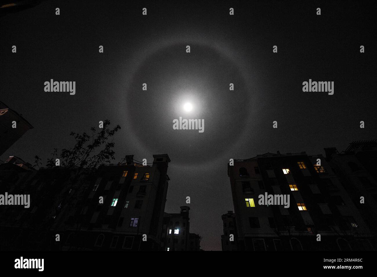Bildnummer: 60507321  Datum: 20.09.2013  Copyright: imago/Xinhua CHANGCHUN, Sept. 20, 2013 - Photo taken on Sept. 20, 2013 shows the moon halo over the sky in Changchun City, capital of northeast China s Jilin Province. The halos are caused by both refraction (splitting of light) and reflection (glints of light) from ice crystals in the air.(Xinhua/Xu Chang) (cjq) CHINA-CHANGCHUN-MOON HALO (CN) PUBLICATIONxNOTxINxCHN Gesellschaft Lichteffekt Mond Halo xdp x0x 2013 quer premiumd     60507321 Date 20 09 2013 Copyright Imago XINHUA Changchun Sept 20 2013 Photo Taken ON Sept 20 2013 Shows The Moon Stock Photo