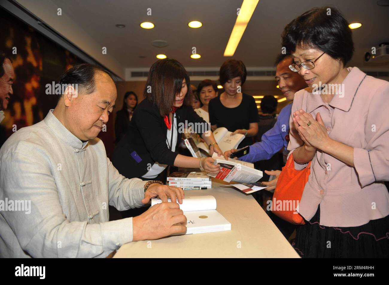 Bildnummer: 60509403  Datum: 21.09.2013  Copyright: imago/Xinhua (130921) -- TAIPEI, Sept. 21, 2013 (Xinhua) -- Chinese author and Nobel prize winner Mo Yan signs his books for readers at an event to promote his new book Grand Ceremony, which documents his trip to Sweden to receive the Nobel Prize in Literature and includes his speeches, interviews and diary entries, in Taipei, southeast China s Taiwan, Sept. 21, 2013. (Xinhua/Lu Peng) (wqq) CHINA-TAIPEI-MO YAN-NEW BOOK-PROMOTION (CN) PUBLICATIONxNOTxINxCHN Kultur People Literatur x0x xkg 2013 quer      60509403 Date 21 09 2013 Copyright Imago Stock Photo