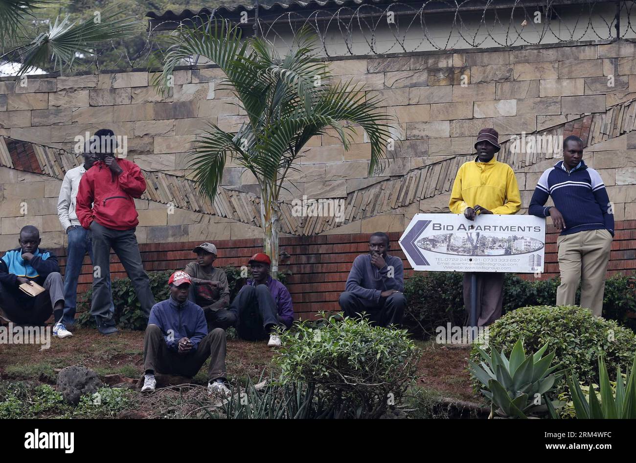 Bildnummer: 60520775  Datum: 24.09.2013  Copyright: imago/Xinhua (130924) -- NAIROBI, Sept. 24, 2013 (Xinhua) -- Local residents living nearby wait for updates in a security area near the Westgate shopping center in Nairobi, Kenya, Sept. 24, 2013. Kenyan security forces continued its operation on Tuesday inside the mall where 62 were killed by gunmen since Saturday. (Xinhua/Zhang Chen) KENYA-NAIROBI-MALL-SIEGE PUBLICATIONxNOTxINxCHN Gesellschaft Kenia Geiselnahme xns x0x 2013 quer premiumd      60520775 Date 24 09 2013 Copyright Imago XINHUA  Nairobi Sept 24 2013 XINHUA Local Residents Living Stock Photo