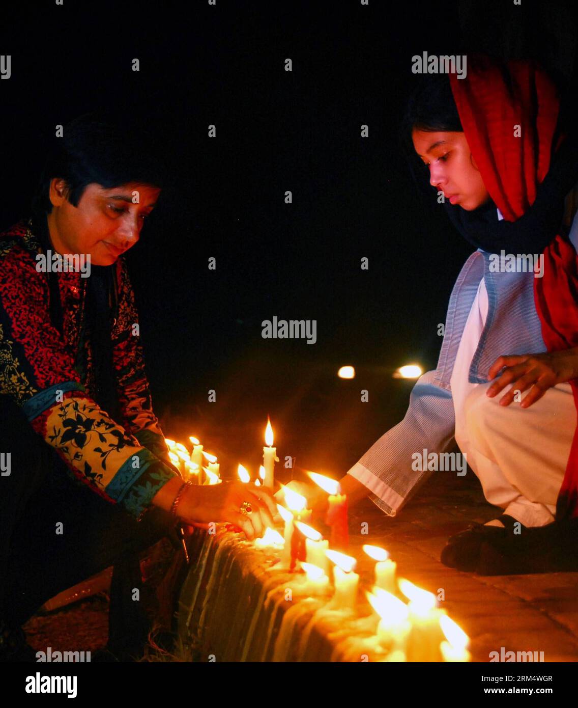 Bildnummer: 60522376  Datum: 24.09.2013  Copyright: imago/Xinhua (130924) -- ISLAMABAD, Sept. 24, 2013 (Xinhua) -- Pakistanis light candles during a protest against the suicide blasts of a church in Peshawar, in Islamabad, capital of Pakistan, Sept. 24, 2013. Religious scholars in Pakistan have declared attacks on minorities as un-Islamic and said Islam does not permit senseless attacks on worship places of non-Muslims. (Xinhua/Saadia Seher) PAKISTAN-ISLAMABAD-PESHAWAR-ATTACKS-PROTEST PUBLICATIONxNOTxINxCHN Gesellschaft Gedenken Trauer Kerzen Mahnwache xdp x0x premiumd 2013 quadrat      605223 Stock Photo