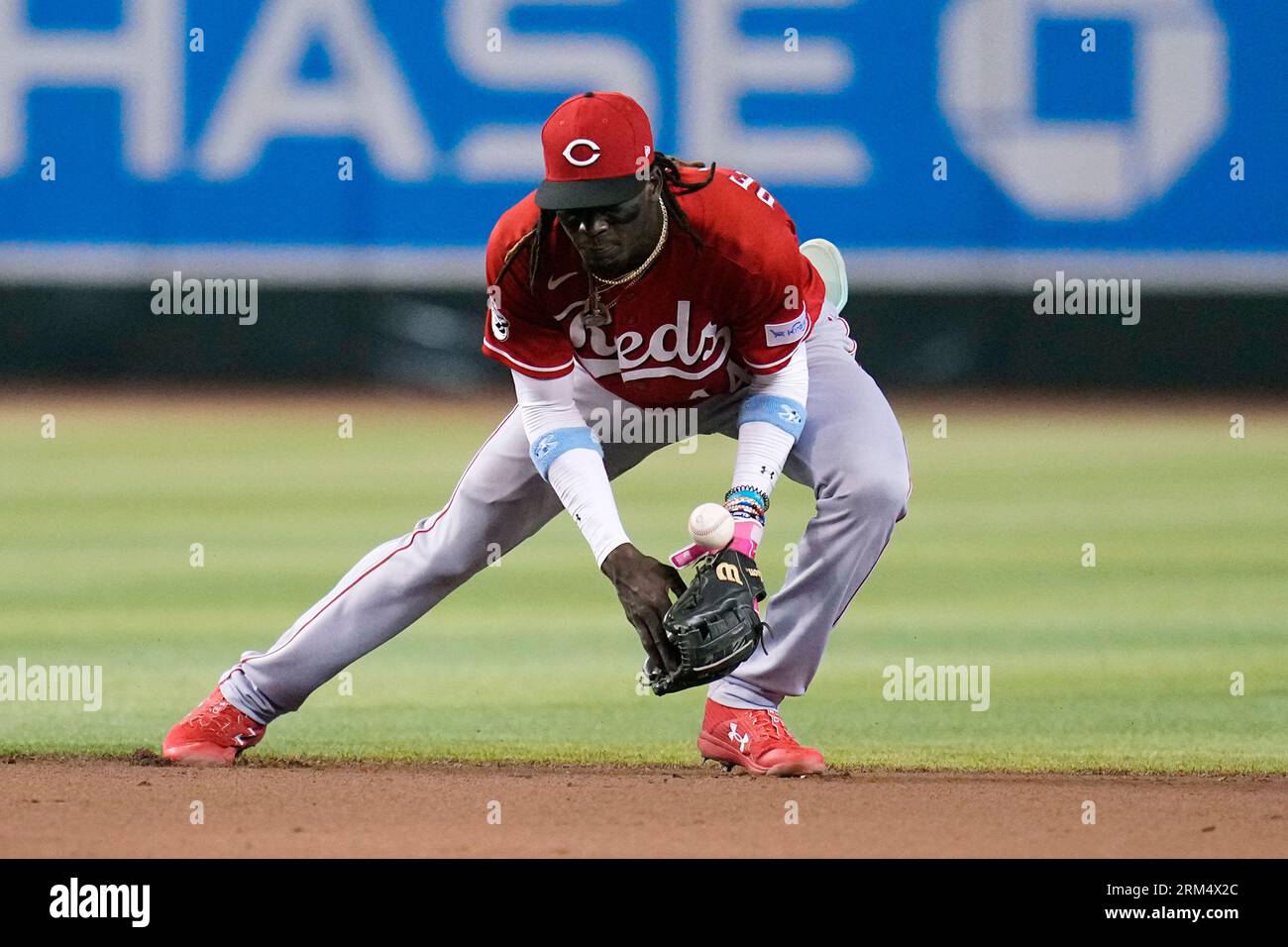 Cincinnati Reds shortstop Elly De La Cruz makes a fielding error