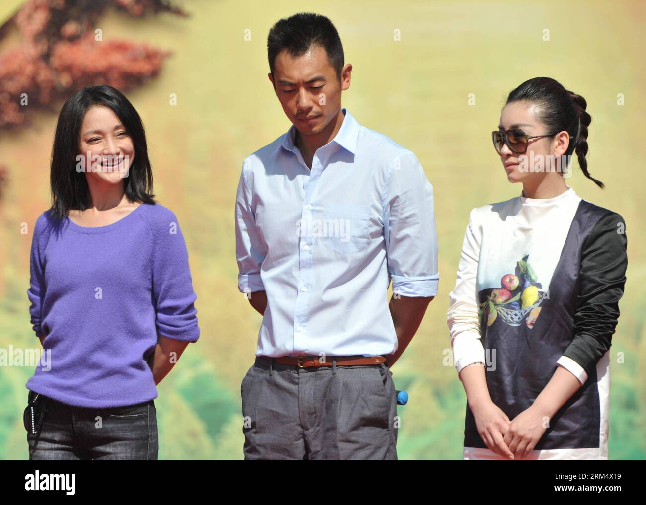 Bildnummer: 60530039 Datum: 26.09.2013 Copyright: imago/Xinhua (130926) --  GAOMI, Sept. 26, 2013 (Xinhua) -- Cast members Zhou Xun, Zhu Yawenand Qin  Hailu (from L to R) attend the launching ceremony of TV