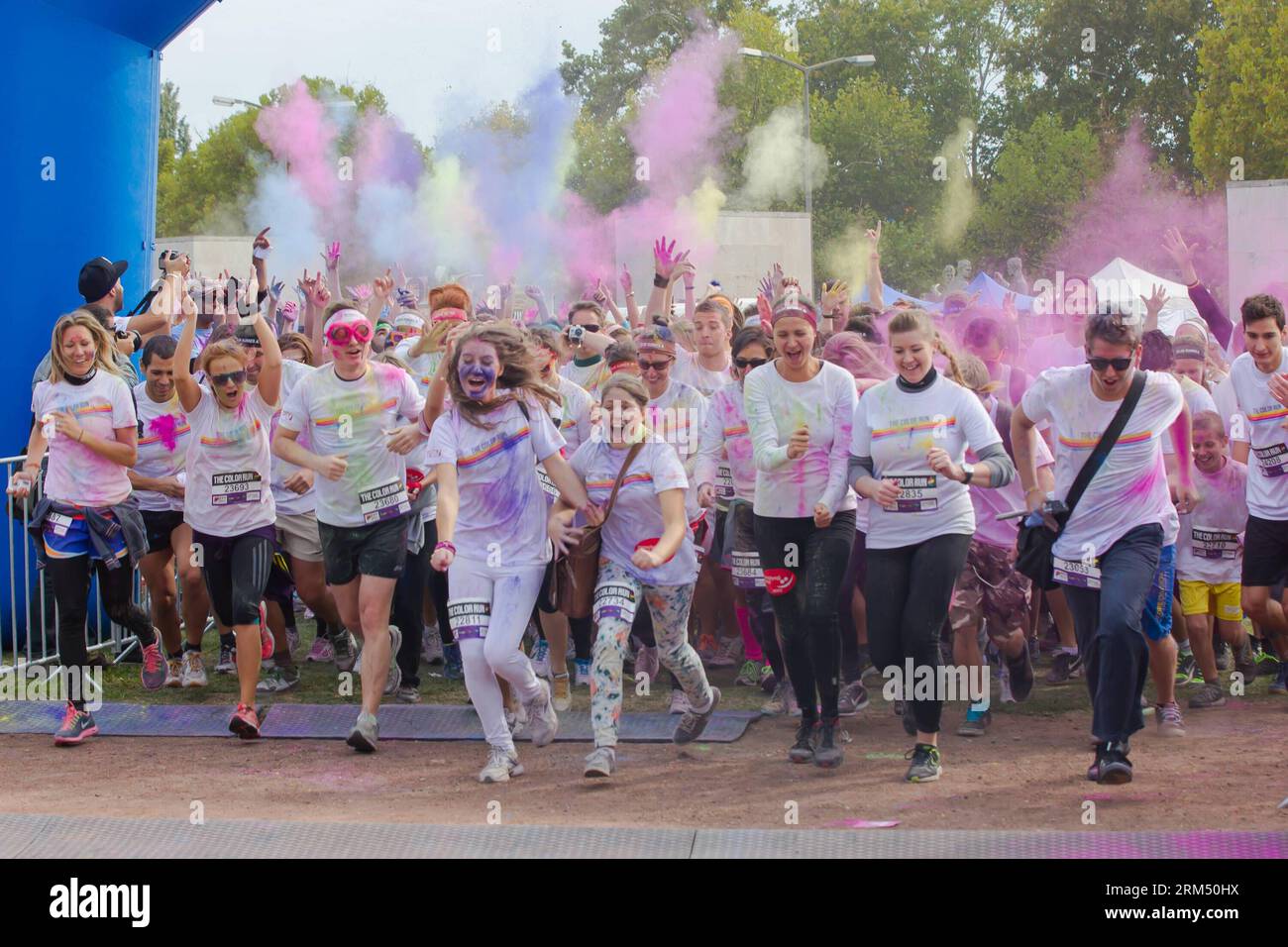 Bildnummer: 60542612 Datum: 29.09.2013 Copyright: imago/Xinhua Runners take  part in the Color Run in Budapest, capital of Hungary, Sept. 29, 2013. The Color  Run is a five-kilometer paint race, which is also