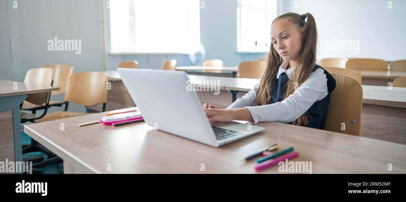 Small girl classroom read hi-res stock photography and images - Alamy