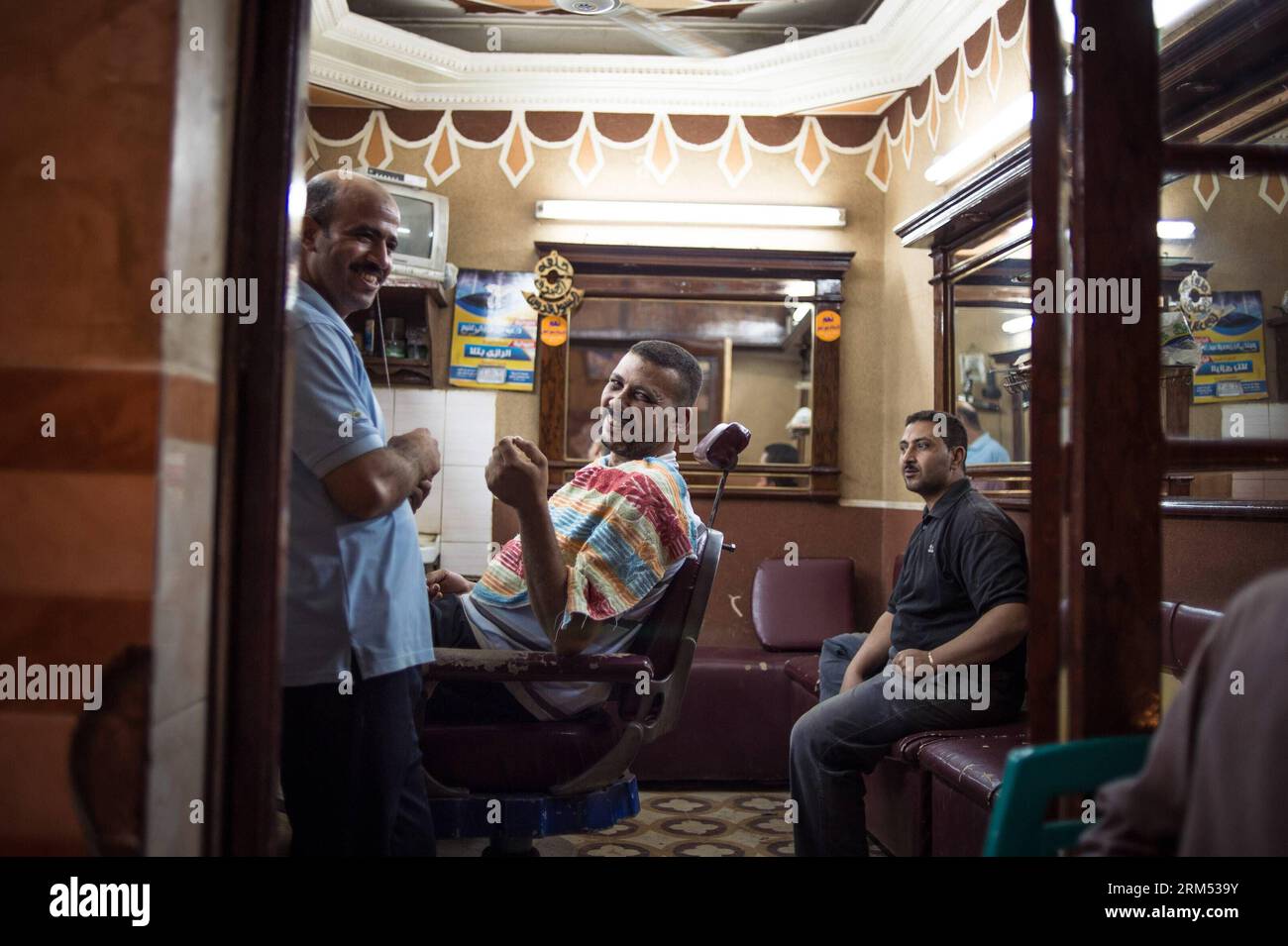 Bildnummer: 60561980  Datum: 03.10.2013  Copyright: imago/Xinhua Residents chat at a barber shop in Shibin Al Kawm, capital of Monufia Governorate, Egypt, on Oct. 3, 2013. Monufia is a mainly agricultural governorate in Egypt, located to the north of Cairo. It is known particularly as the birthplace of two Egyptian presidents, Anwar Sadat and Hosni Mubarak. (Xinhua/Pan Chaoyue) EGYPT-MONUFIA-DAILY LIFE PUBLICATIONxNOTxINxCHN xas x0x 2013 quer     60561980 Date 03 10 2013 Copyright Imago XINHUA Residents Chat AT a Barber Shop in  Al  Capital of  Governorate Egypt ON OCT 3 2013  IS a mainly Agri Stock Photo