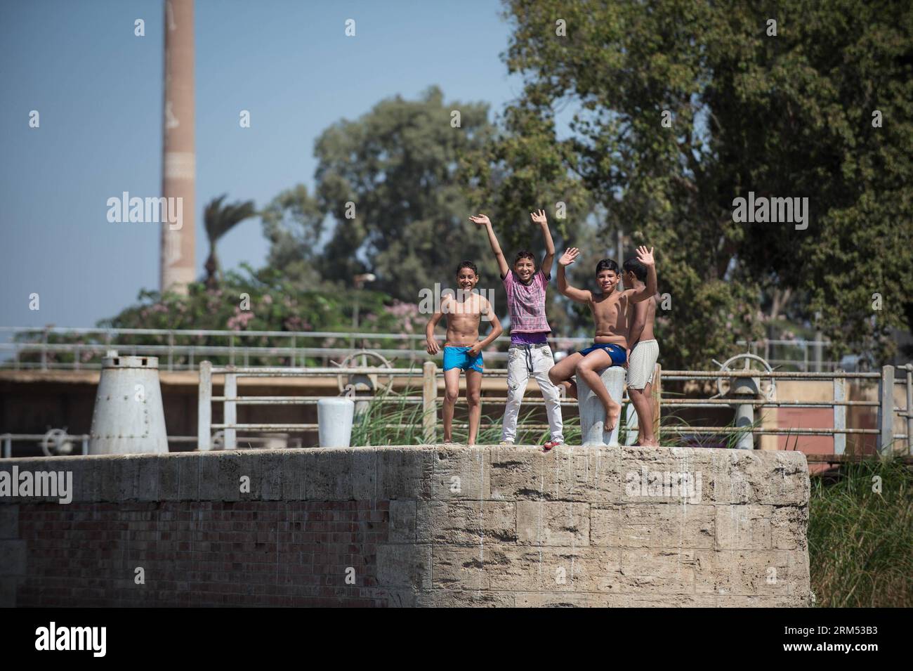 Bildnummer: 60561975  Datum: 04.10.2013  Copyright: imago/Xinhua Children wave on the river bank of Nile in a villiage near Shibin Al Kawm, capital of Monufia Governorate, Egypt, on Oct. 4, 2013. Monufia is a mainly agricultural governorate in Egypt, located to the north of Cairo. It is known particularly as the birthplace of two Egyptian presidents, Anwar Sadat and Hosni Mubarak. (Xinhua/Pan Chaoyue) EGYPT-MONUFIA-DAILY LIFE PUBLICATIONxNOTxINxCHN xas x0x 2013 quer     60561975 Date 04 10 2013 Copyright Imago XINHUA Children Wave ON The River Bank of Nile in a Villiage Near  Al  Capital of  G Stock Photo