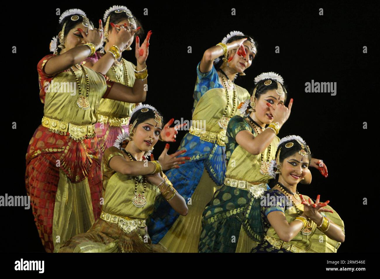 Bildnummer: 60566721  Datum: 06.10.2013  Copyright: imago/Xinhua (131006) -- NEW DELHI, Oct. 6, 2013 (Xinhua) -- Dancers perform the Bharatanatyam during the Ananya Dance Festival 2013 in New Delhi, capital of India, Oct. 6, 2013. Bharatanatyam is a classical Indian dance which is popular in south India s state of Tamil Nadu. It is well-known for its grace, purity, tenderness and sculpturesque poses. Today, it is one of the most popular and widely performed dance styles in the world. (Xinhua/Zheng Huansong) INDIA-NEW DELHI-DANCE-BHARATANATYAM PUBLICATIONxNOTxINxCHN xcb x0x 2013 quer      60566 Stock Photo