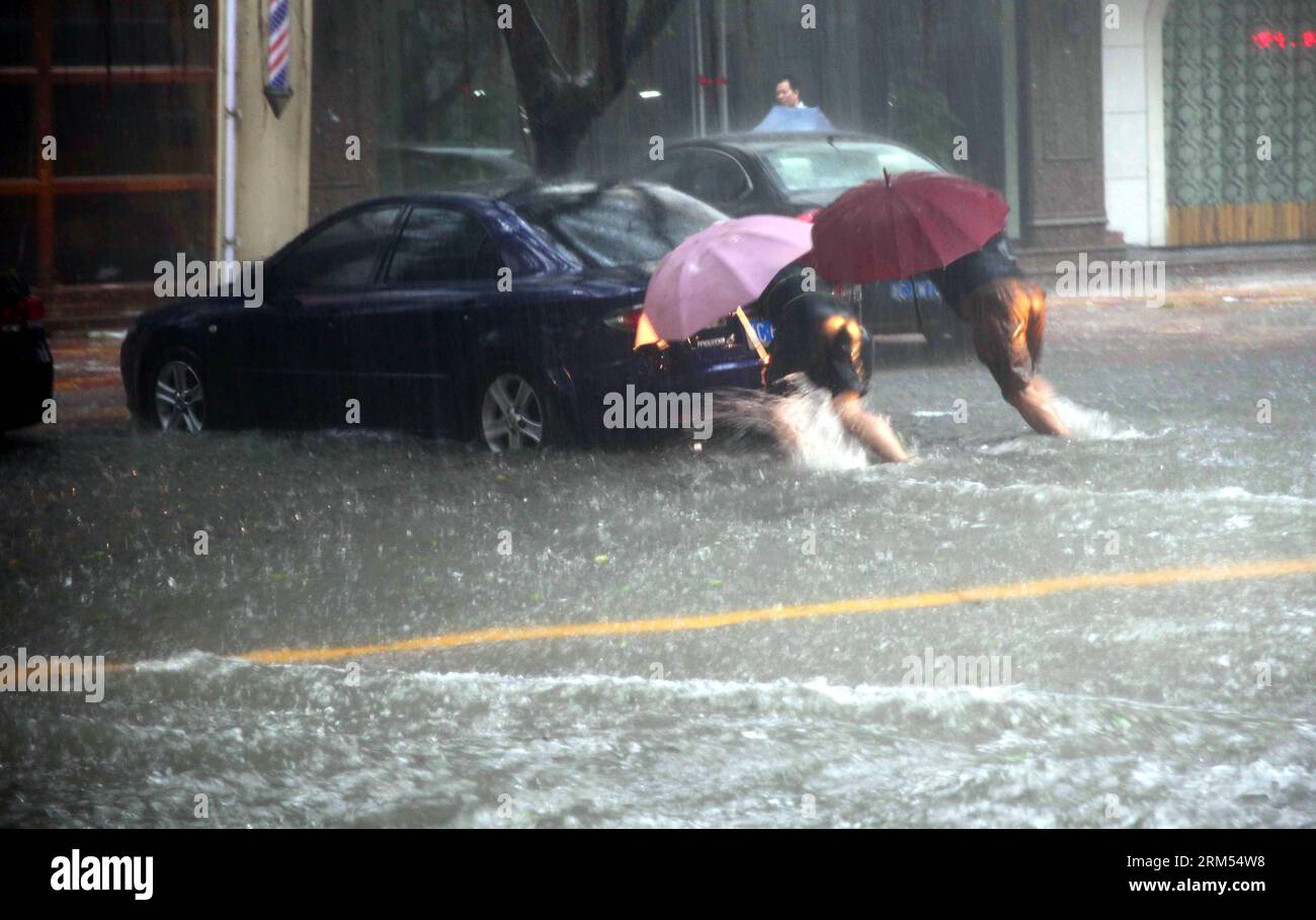 Bildnummer: 60570452  Datum: 07.10.2013  Copyright: imago/Xinhua (131007) -- RUIAN, Oct. 7, 2013 (Xinhua) -- push a stalled car on a flooded road in Ruian City, east China s Zhejiang Province, Oct. 7, 2013. Typhoon Fitow has affected over 3 million in eight cities of Zhejiang, causing direct economic damage of 2.28 billion yuan (about 160 million U.S.dollars). (Xinhua/Zhuang Yingchang) (cjq) CHINA-ZHEJIANG-TYPHOON FITOW (CN) PUBLICATIONxNOTxINxCHN Gesellschaft Hochwasser Überschwemmung Sturm Wetter China premium xsp x0x 2013 quer      60570452 Date 07 10 2013 Copyright Imago XINHUA  Ruian OCT Stock Photo