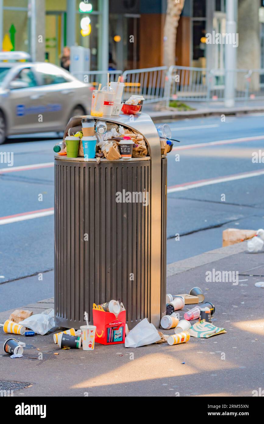 City trash can overflowing hi-res stock photography and images - Alamy