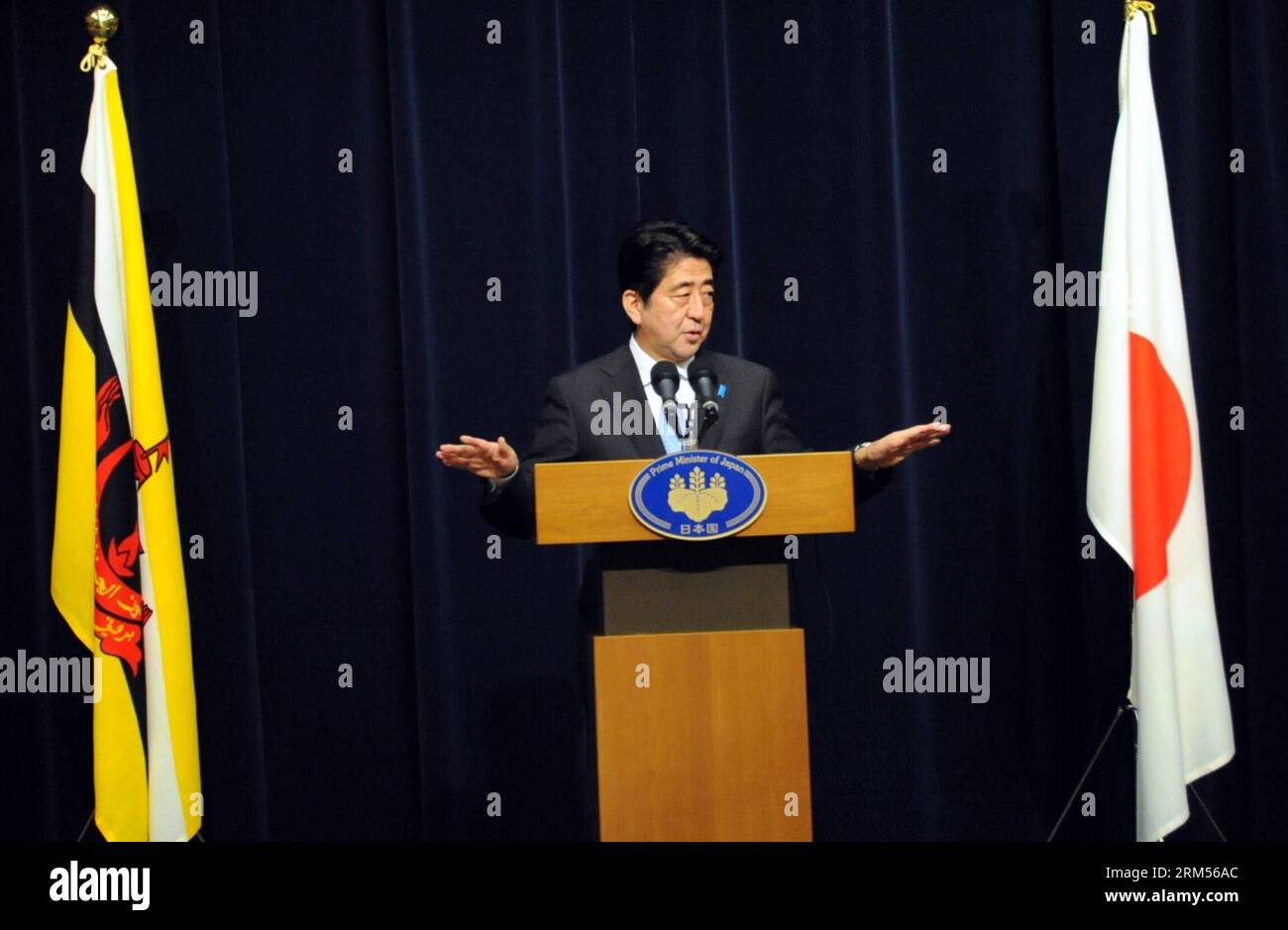 Bildnummer: 60585991  Datum: 10.10.2013  Copyright: imago/Xinhua (131010) -- BANDAR SERI BEGAWAN, Oct. 10, 2013 (Xinhua) -- Japanese Prime Minister Shinzo Abe speaks during a press conference in Bandar Seri Begawan, capital of Brunei, on Oct. 10, 2013. Japanese Prime Minister Shinzo Abe said here Thursday that the U.S.-led Trans-Pacific Partnership (TPP) is a pathway to realize a market befitting the growth center of the 21st century. (Xinhua/Liu Tian) BRUNEI-BANDAR SERI BEGAWAN-SHINZO ABE-PRESS CONFERENCE PUBLICATIONxNOTxINxCHN People Politik xcb x0x 2013 quer      60585991 Date 10 10 2013 Co Stock Photo