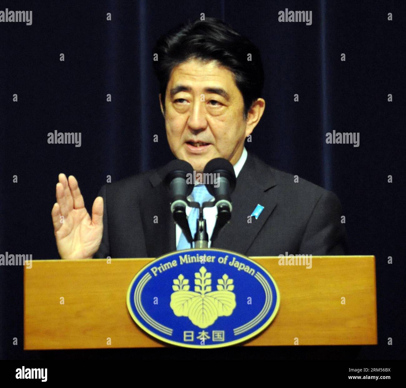 Bildnummer: 60585990  Datum: 10.10.2013  Copyright: imago/Xinhua (131010) -- BANDAR SERI BEGAWAN, Oct. 10, 2013 (Xinhua) -- Japanese Prime Minister Shinzo Abe speaks during a press conference in Bandar Seri Begawan, capital of Brunei, on Oct. 10, 2013. Japanese Prime Minister Shinzo Abe said here Thursday that the U.S.-led Trans-Pacific Partnership (TPP) is a pathway to realize a market befitting the growth center of the 21st century. (Xinhua/Liu Tian) BRUNEI-BANDAR SERI BEGAWAN-SHINZO ABE-PRESS CONFERENCE PUBLICATIONxNOTxINxCHN People Politik xcb x0x 2013 quadrat      60585990 Date 10 10 2013 Stock Photo