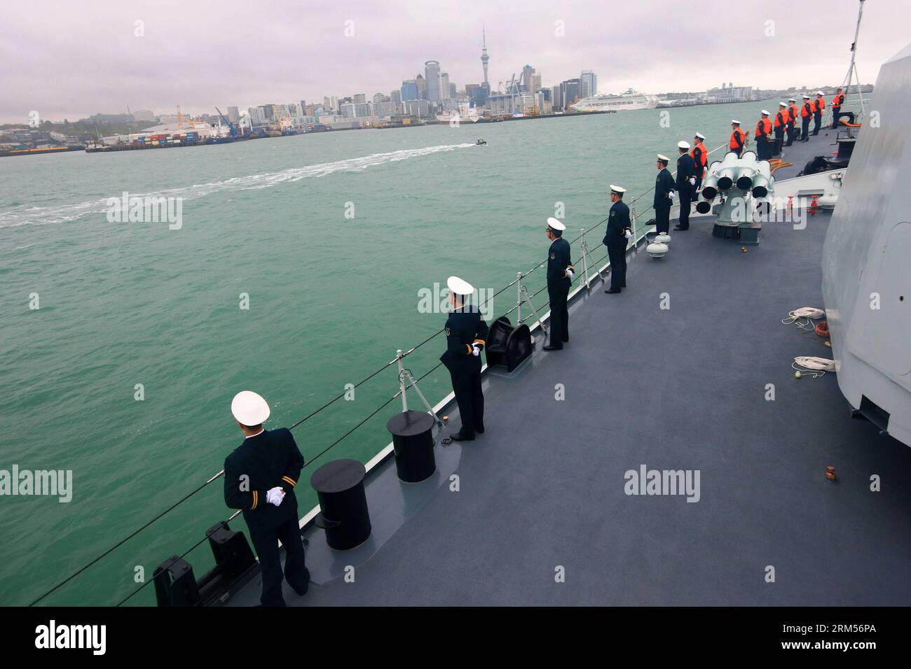 21 gun salute marines hi-res stock photography and images - Alamy