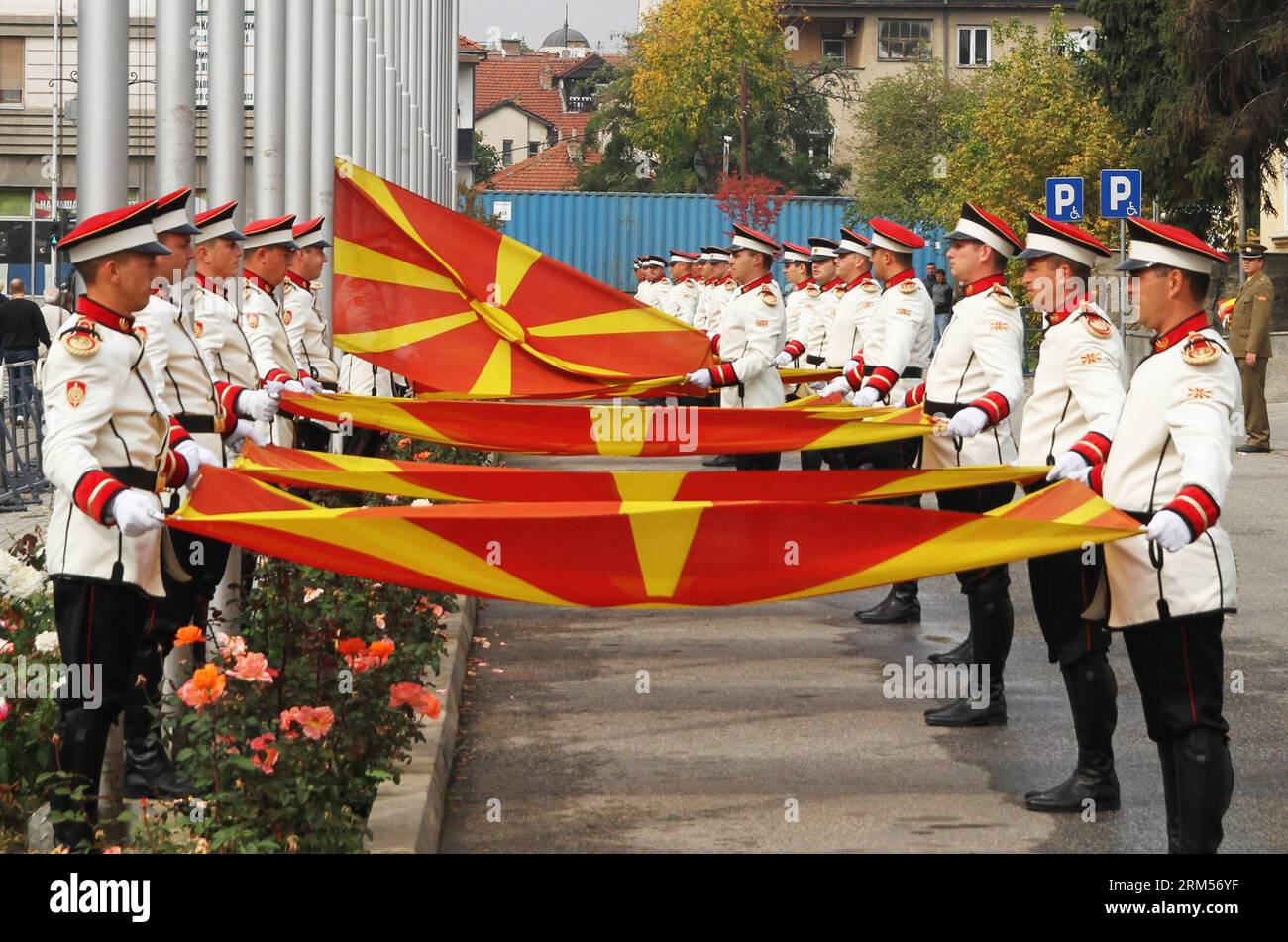 Bildnummer: 60588869  Datum: 11.10.2013  Copyright: imago/Xinhua (131011) -- SKOPJE, Oct. 11, 2013 (Xinhua) -- Members of the Macedonian army honor guard raise the national flags during a celebration to mark the Revolution Day in Skopje, capital of Macedonia, on Oct. 11, 2013. (Xinhua/Darko Duridanski) (jl) MACEDONIA-SKOPJE-REVOLUTION DAY-CELEBRATION PUBLICATIONxNOTxINxCHN xas x0x 2013 quer premiumd      60588869 Date 11 10 2013 Copyright Imago XINHUA  Skopje OCT 11 2013 XINHUA Members of The Macedonian Army HONOR Guard Raise The National Flags during a Celebration to Mark The Revolution Day i Stock Photo