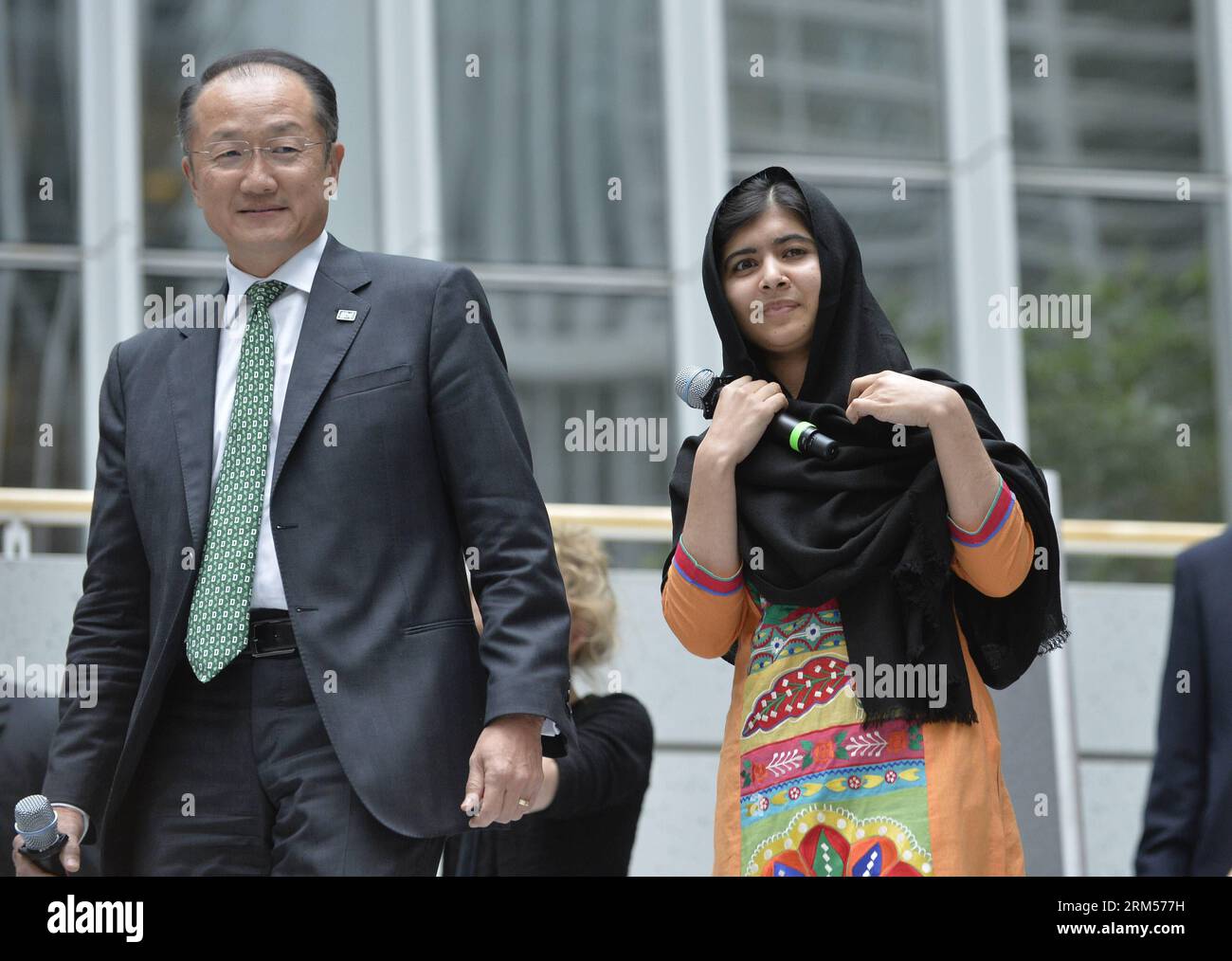 Bildnummer: 60590780  Datum: 11.10.2013  Copyright: imago/Xinhua WASHINGTON D.C.,  (Xinhua) -- World Bank President Jim Young Kim (L) and Malala Yousafzai, a 16-year-old Pakistani education activist who survived a Taliban attack, attend an International Day of the Girl event at World Bank headquarters during the 2013 World Bank Group-IMF Annual Meetings in Washington D.C., capital of the United States, . (Xinhua/Zhang Jun) US-WASHINGTON-WORLD BANK-PAKISTAN-MALALA PUBLICATIONxNOTxINxCHN Gesellschaft Politik People PK premiumd x0x xrj 2013 quer     60590780 Date 11 10 2013 Copyright Imago XINHUA Stock Photo