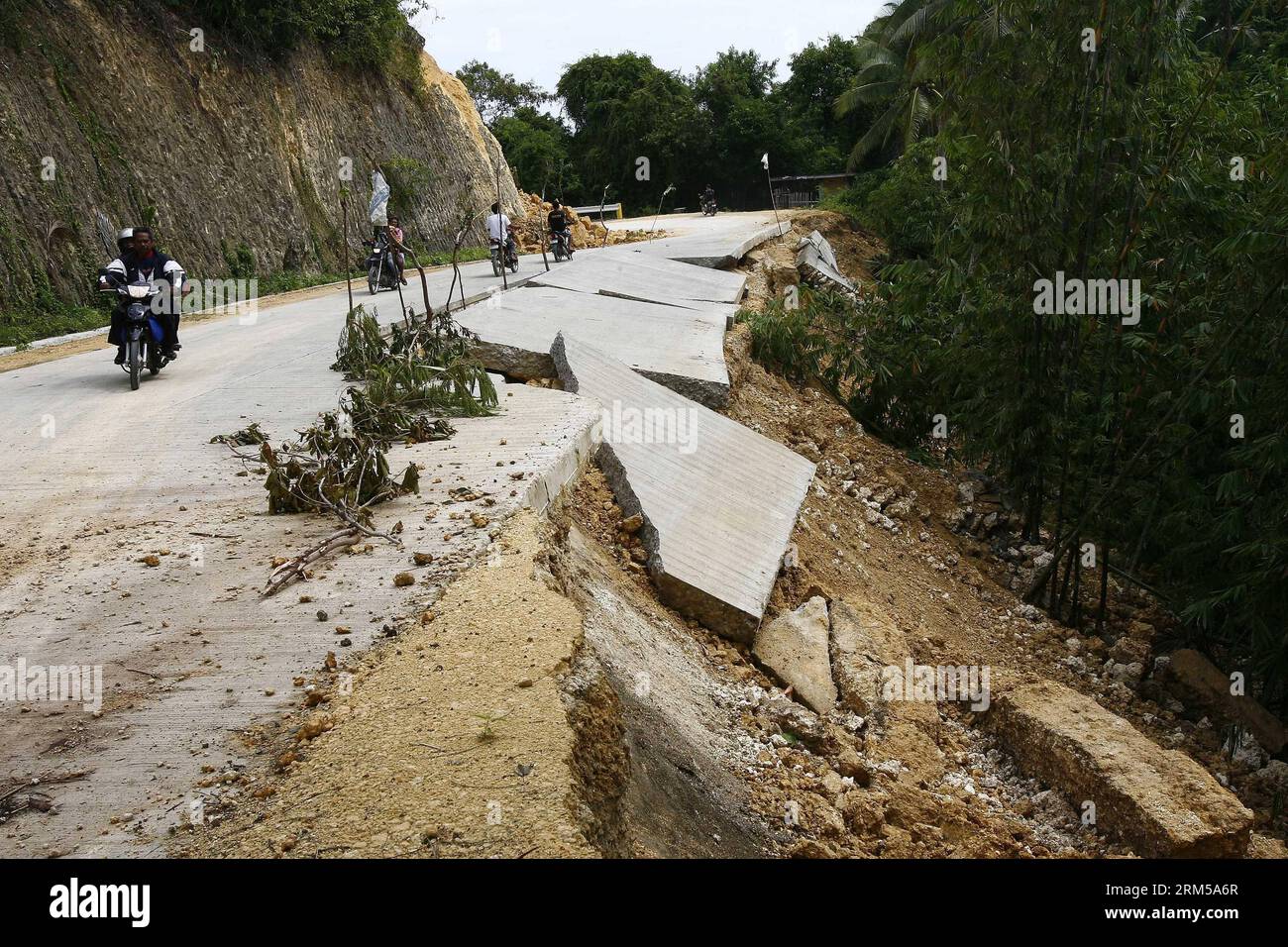 Earthquake philippines road hi-res stock photography and images - Alamy
