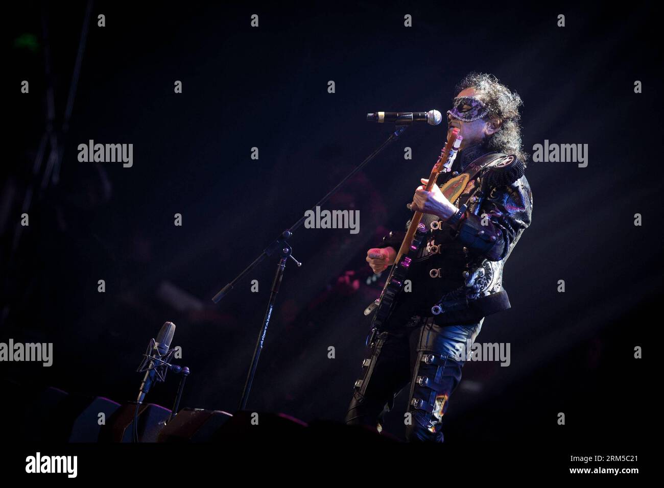 Bildnummer: 60618585  Datum: 20.10.2013  Copyright: imago/Xinhua MEXICO CITY, Oct. 20, 2013 - The lead singer of the Mexican rock band El Tri , Alejandro Lora, performs during a concert in commemoration of the 45th anniversary of the group, in Mexico City, capital of Mexico, on Oct. 20, 2013. (Xinhua/Pedro Mera) MEXICO-MEXICO CITY-MUSIC-EL TRI PUBLICATIONxNOTxINxCHN People Entertainment Kultur Musik Aktion premiumd x0x xmb 2013 quer     60618585 Date 20 10 2013 Copyright Imago XINHUA Mexico City OCT 20 2013 The Lead Singer of The MEXICAN Rock Tie El TRI Alejandro Lora performs during a Concert Stock Photo