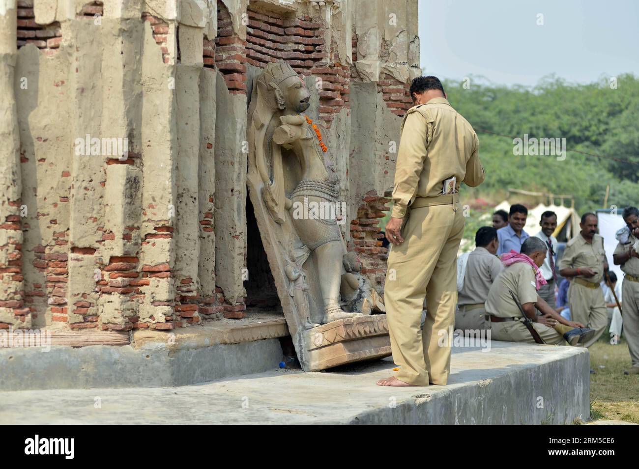 Bildnummer: 60623689  Datum: 21.10.2013  Copyright: imago/Xinhua Policemen work at the Raja Rao Ram Bux Singh s fort in Uttar Pradesh s Unnao district, India, Oct. 21, 2013. After a priest said he saw 1,000 tons of gold buried beneath a fort in Uttar Pradesh s Unnao district of northern India, a frenzy gold rush started in the area with hundreds of thousands of thronging to the spots hoping to become rich overnight. (Xinhua) INDIA-UNNAO-GOLD RUSH PUBLICATIONxNOTxINxCHN Gesellschaft x2x xkg 2013 quer premiumd o0 Polizei     60623689 Date 21 10 2013 Copyright Imago XINHUA Policemen Work AT The R Stock Photo