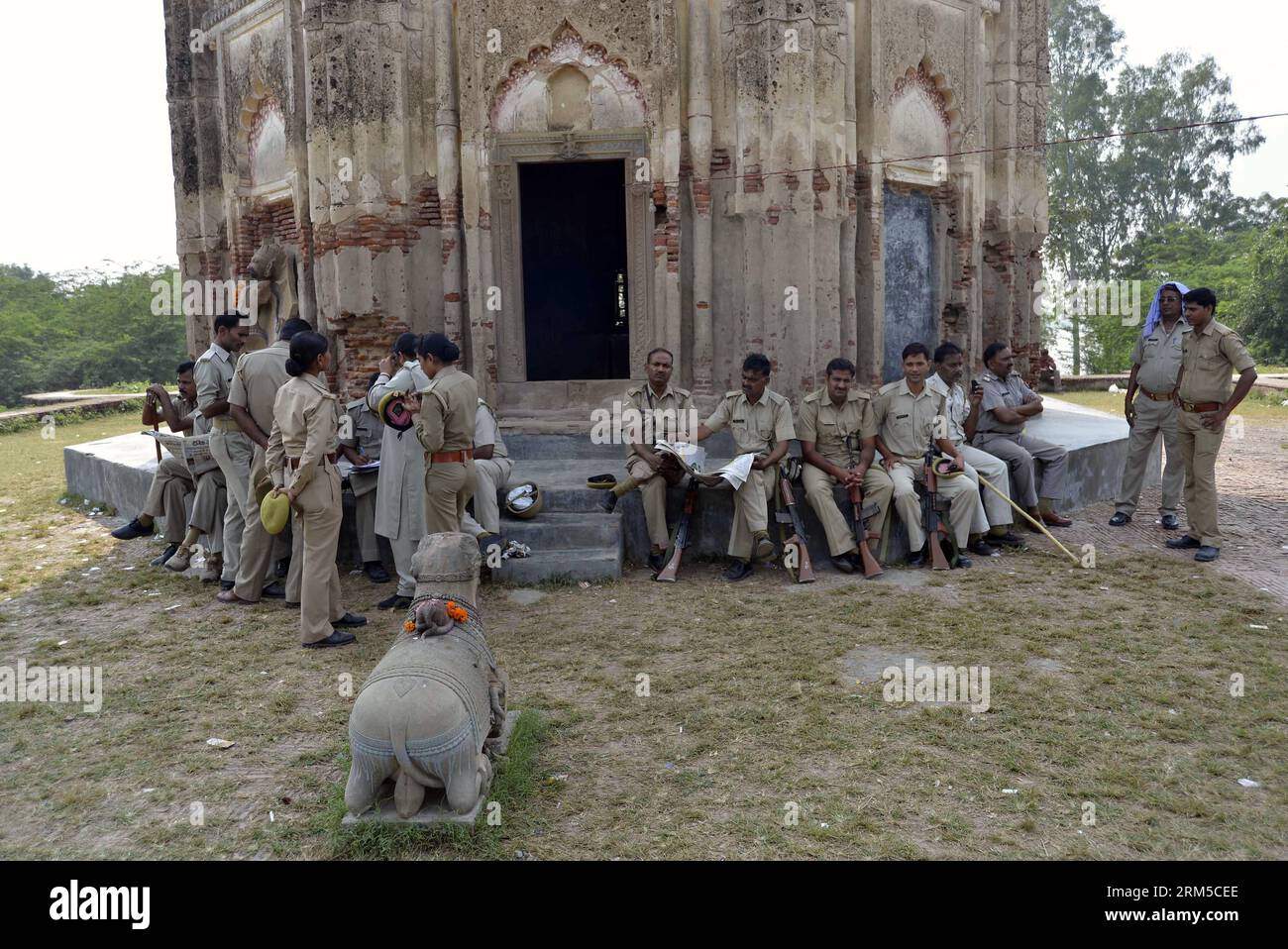 Bildnummer: 60623688  Datum: 21.10.2013  Copyright: imago/Xinhua Policemen work at the Raja Rao Ram Bux Singh s fort in Uttar Pradesh s Unnao district, India, Oct. 21, 2013. After a priest said he saw 1,000 tons of gold buried beneath a fort in Uttar Pradesh s Unnao district of northern India, a frenzy gold rush started in the area with hundreds of thousands of thronging to the spots hoping to become rich overnight. (Xinhua) INDIA-UNNAO-GOLD RUSH PUBLICATIONxNOTxINxCHN Gesellschaft x2x xkg 2013 quer premiumd o0 Polizei     60623688 Date 21 10 2013 Copyright Imago XINHUA Policemen Work AT The R Stock Photo