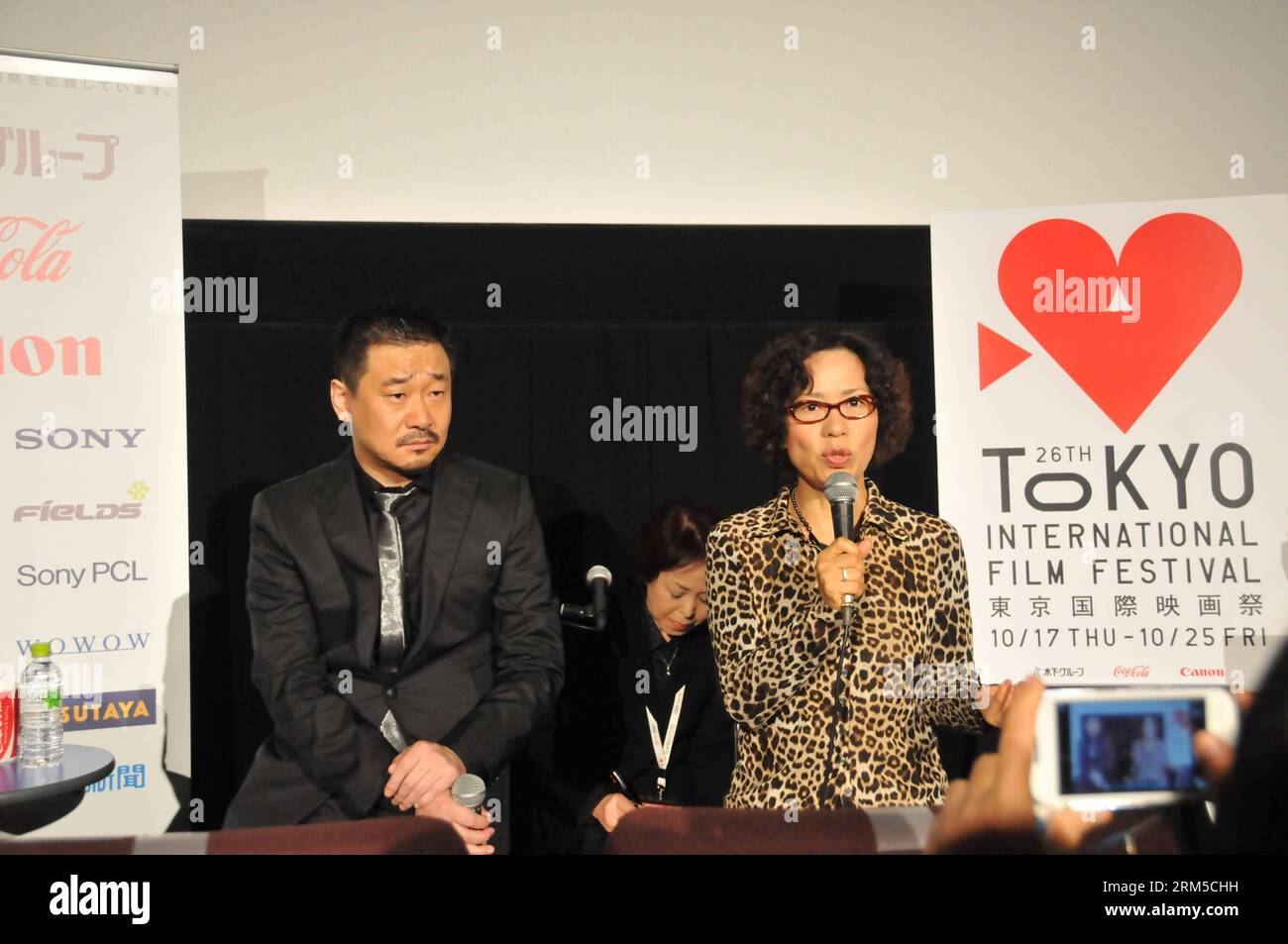 Bildnummer: 60624176  Datum: 22.10.2013  Copyright: imago/Xinhua Chinese director Ning Ying (R) and actor Wang Jingchun attends a press conference for their film The Police Diary during the 26th Tokyo International Film Festival (TIFF) in Tokyo, Oct. 22, 2013. The film reflects the touching and true story of a deceased police station director in China s Inner Mongolia Autonomous Region. It is one of the 15 films to vie for the top prize, known as Tokyo Sakura Grand Prix . (Xinhua/Zhu Chao) JAPAN-TOKYO FILM FESTIVAL-CHINA-THE POLICE DIARY PUBLICATIONxNOTxINxCHN People Politik x0x xkg 2013 quer Stock Photo