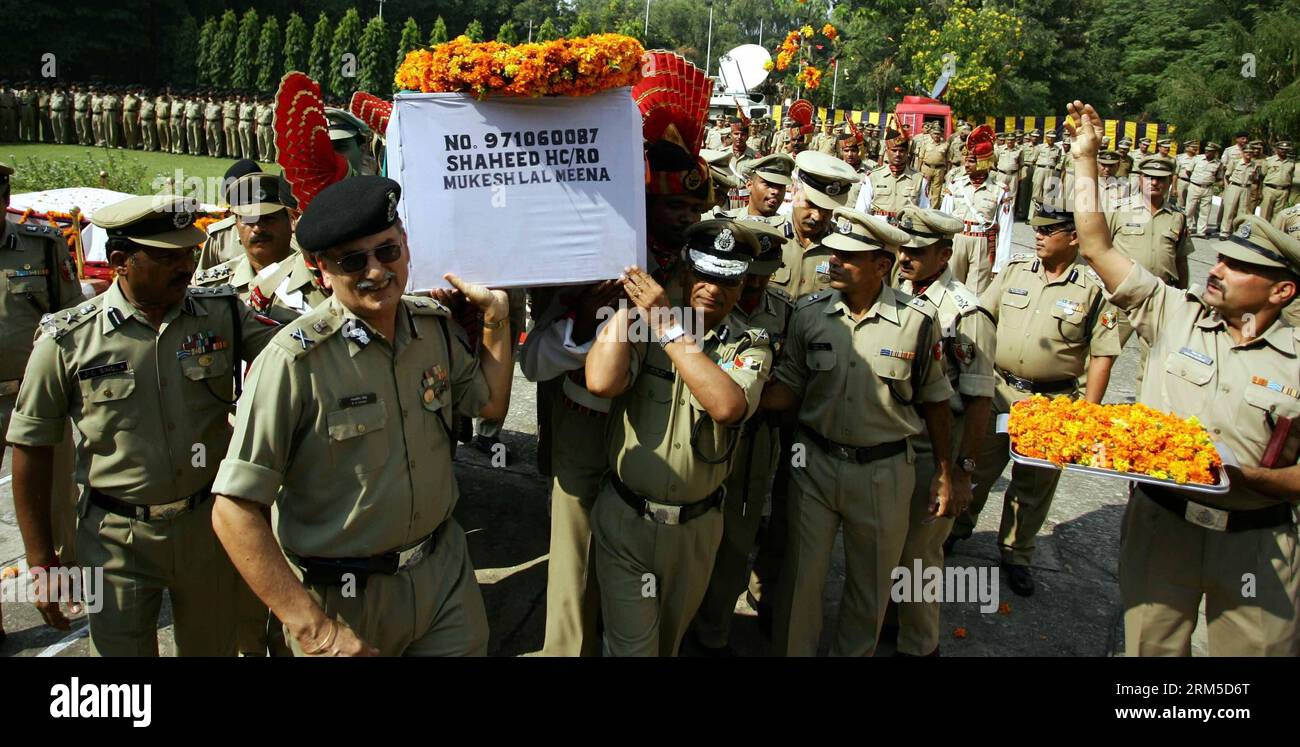 Bildnummer: 60630669  Datum: 23.10.2013  Copyright: imago/Xinhua (131023) -- SRINAGAR, Oct. 23, 2013 (Xinhua) -- Officers of Border Security Force (BSF) carry the coffin of a slain border guard during his wreath laying ceremony in Jammu, the winter capital of Indian-controlled Kashmir, Oct. 23, 2103. An Indian border guard of Border Security Force (BSF) was killed and six others wounded in skirmishes with Pakistani border guards on the international border in Kashmir, officials said Wednesday. (Xinhua/Stringer) KASHMIR-JAMMU-BORDER GUARD-SKIRMISH PUBLICATIONxNOTxINxCHN Gesellschaft xsp x0x 201 Stock Photo