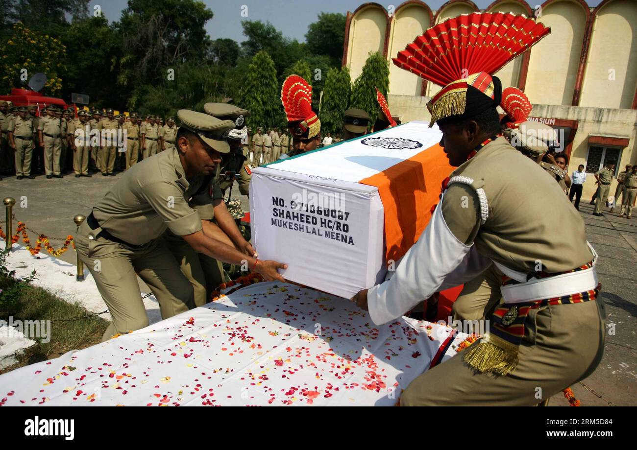 Bildnummer: 60630673  Datum: 23.10.2013  Copyright: imago/Xinhua (131023) -- SRINAGAR, Oct. 23, 2013 (Xinhua) -- Officers of Border Security Force (BSF) carry the coffin of a slain border guard during his wreath laying ceremony in Jammu, the winter capital of Indian-controlled Kashmir, Oct. 23, 2103. An Indian border guard of Border Security Force (BSF) was killed and six others wounded in skirmishes with Pakistani border guards on the international border in Kashmir, officials said Wednesday. (Xinhua/Stringer) KASHMIR-JAMMU-BORDER GUARD-SKIRMISH PUBLICATIONxNOTxINxCHN Gesellschaft xsp x0x 201 Stock Photo