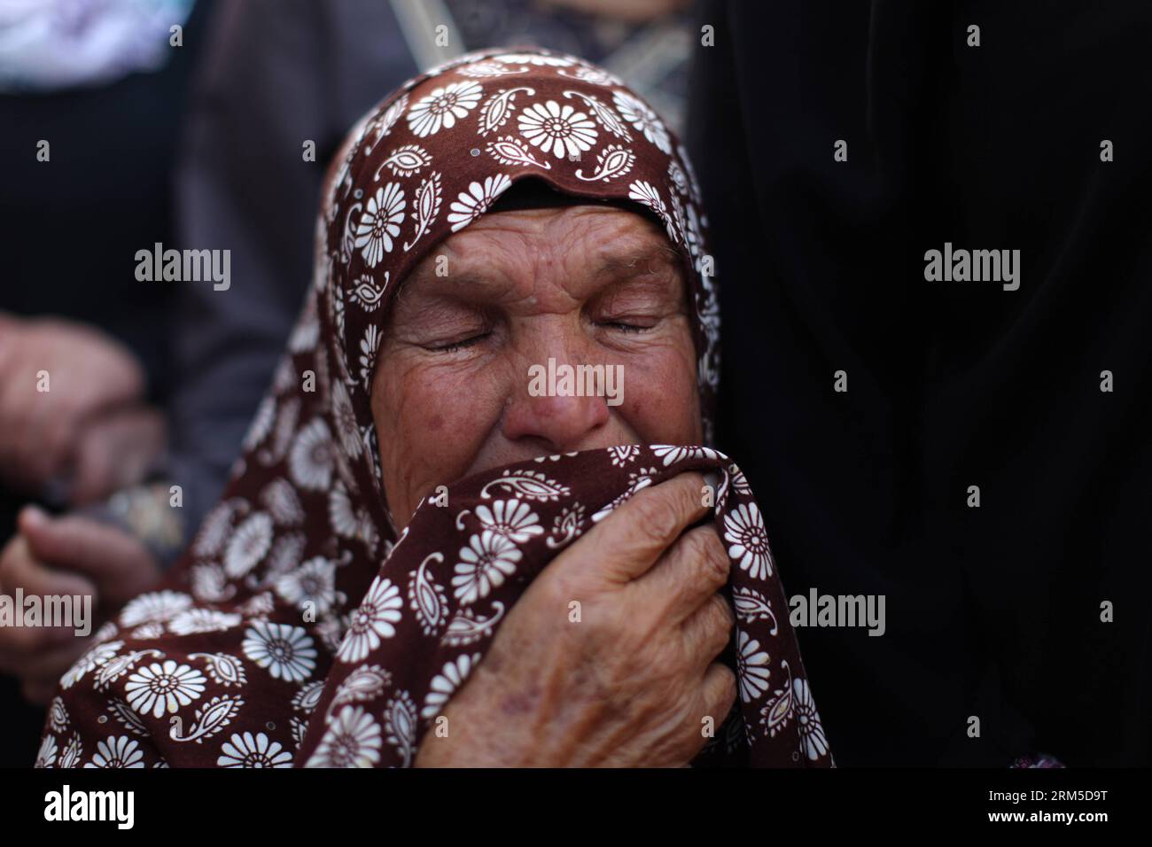 Bildnummer: 60629918  Datum: 23.10.2013  Copyright: imago/Xinhua (131023) -- Ramallah, October. 23, 2013 (Xinhua) -- A relative of Islamic Jehad Militant Mohammed Assi mourns during his funeral in the West Bank Village of Biet Leqia near Ramallah on Oct. 23, 2013. Assi, 28, was shot dead in a fire exchange with Israeli soldiers early Tuesday, a military spokesperson confirmed to Xinhua. (Xinhua/Fadi Arouri) MIDEAST-RAMALLAH-FUNERAL PUBLICATIONxNOTxINxCHN xcb x0x 2013 quer      60629918 Date 23 10 2013 Copyright Imago XINHUA  Ramallah October 23 2013 XINHUA a relative of Islamic Jehad militant Stock Photo