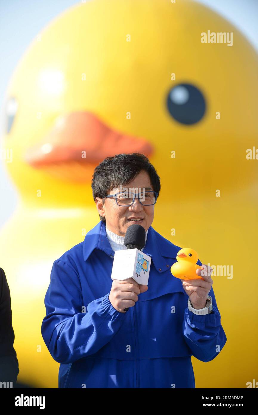 Bildnummer: 60633056  Datum: 24.10.2013  Copyright: imago/Xinhua (131024) -- BEIJING, Oct. 24, 2013 (Xinhua) -- Actor Jackie Chan attends a farewell ceremony of the giant rubber duck, the brainchild of Dutch artist Florentijn Hofman, at the Summer Palace in Beijing, capital of China, Oct. 24, 2013. As the giant yellow rubber duck will end its tour at the Summer Palace on Oct. 27, 2013, a farewell ceremony is held here Thursday. (Xinhua/Li Xin) (wjq) CHINA-BEIJING-RUBBER DUCK-FAREWELL CEREMONY (CN) PUBLICATIONxNOTxINxCHN Entertainment people Gummiente xas x0x 2013 hoch premiumd      60633056 Da Stock Photo
