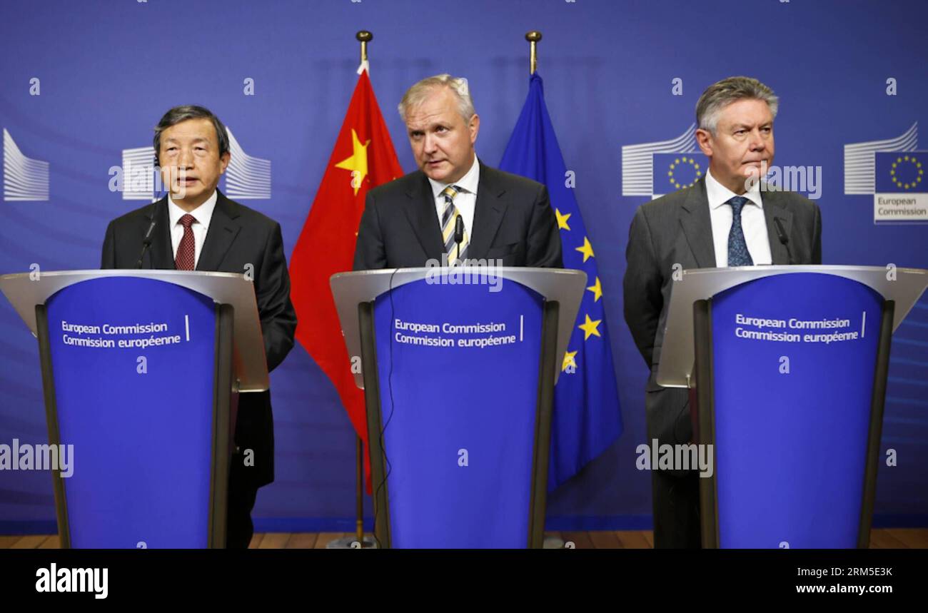 Bildnummer: 60635667  Datum: 24.10.2013  Copyright: imago/Xinhua (131025) -- BRUSSELS, Oct. 24, 2013 (Xinhua) -- Chinese Vice Premier Ma Kai, EU Vice President Olli Rehn and EU Trade Commissioner Karel De Gucht(L to R) take part in a joint press conference following the China-EU High-Level Economic Dialogue in Brussels, Belgium, on Oct. 24, 2013. China and the European Union (EU) on Thursday agreed to push forward China-EU relations by fighting against protectionism, sticking to an open market and strengthening bilateral cooperation, Chinese Vice Premier Ma Kai said after co-chairing the China Stock Photo