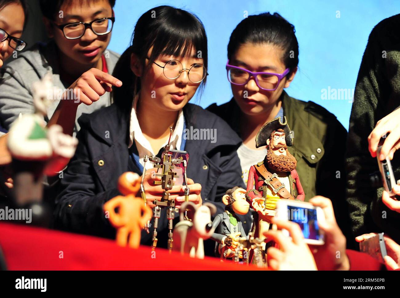 Bildnummer: 60641595  Datum: 26.10.2013  Copyright: imago/Xinhua (131026) -- BEIJING, Oct. 26, 2013 (Xinhua) -- Students look at model figures used by Wallace & Gromit, Aardman Animations in Britain to make stop-motion animation at the 8th China International Student Animation Festival in Beijing, capital of China, Oct. 26, 2013. The three-day festival kicked off at the Communication University of China Saturday. (Xinhua/Xiao Xiao)(wjq) CHINA-BEIJING-STUDENT ANIMATION FESTIVAL (CN) PUBLICATIONxNOTxINxCHN People x0x xsk 2013 quer      60641595 Date 26 10 2013 Copyright Imago XINHUA  Beijing OCT Stock Photo