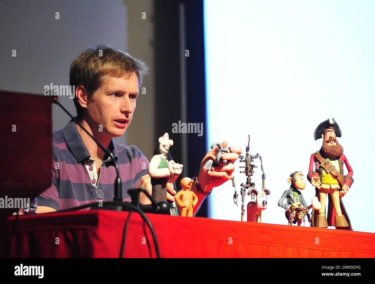 Bildnummer: 60641592  Datum: 26.10.2013  Copyright: imago/Xinhua (131026) -- BEIJING, Oct. 26, 2013 (Xinhua) -- Merlin Crossingham, creative director for Wallace & Gromit, Aardman Animations in Britain, introduces making stop-motion animation at the 8th China International Student Animation Festival in Beijing, capital of China, Oct. 26, 2013. The three-day festival kicked off at the Communication University of China Saturday. (Xinhua/Xiao Xiao)(wjq) CHINA-BEIJING-STUDENT ANIMATION FESTIVAL (CN) PUBLICATIONxNOTxINxCHN People x0x xsk 2013 quer      60641592 Date 26 10 2013 Copyright Imago XINHU Stock Photo