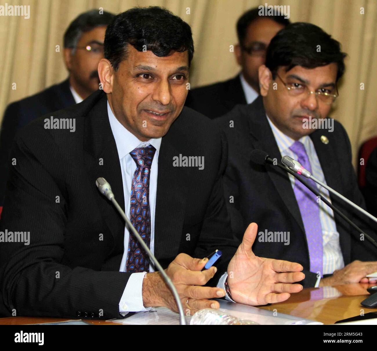 Bildnummer: 60651388  Datum: 29.10.2013  Copyright: imago/Xinhua (131029) -- MUMBAI, Oct. 29, 2013 (Xinhua) -- Governor of the Reserve Bank of India (RBI) Raghuram Rajan addresses the second quarter review of the monetary policy for 2013-14 at the RBI headquarters in Mumbai, India, Oct. 29, 2013. India s central bank, the Reserve Bank of India, Tuesday hiked a key policy interest rate by 0.25 percent in less than two months to curb inflation and slumping of the rupee. (Xinhua/Stringer)(lrz) INDIA-MUMBAI-BANK-RATE PUBLICATIONxNOTxINxCHN People Wirtschaft xsp x0x 2013 quadrat      60651388 Date Stock Photo