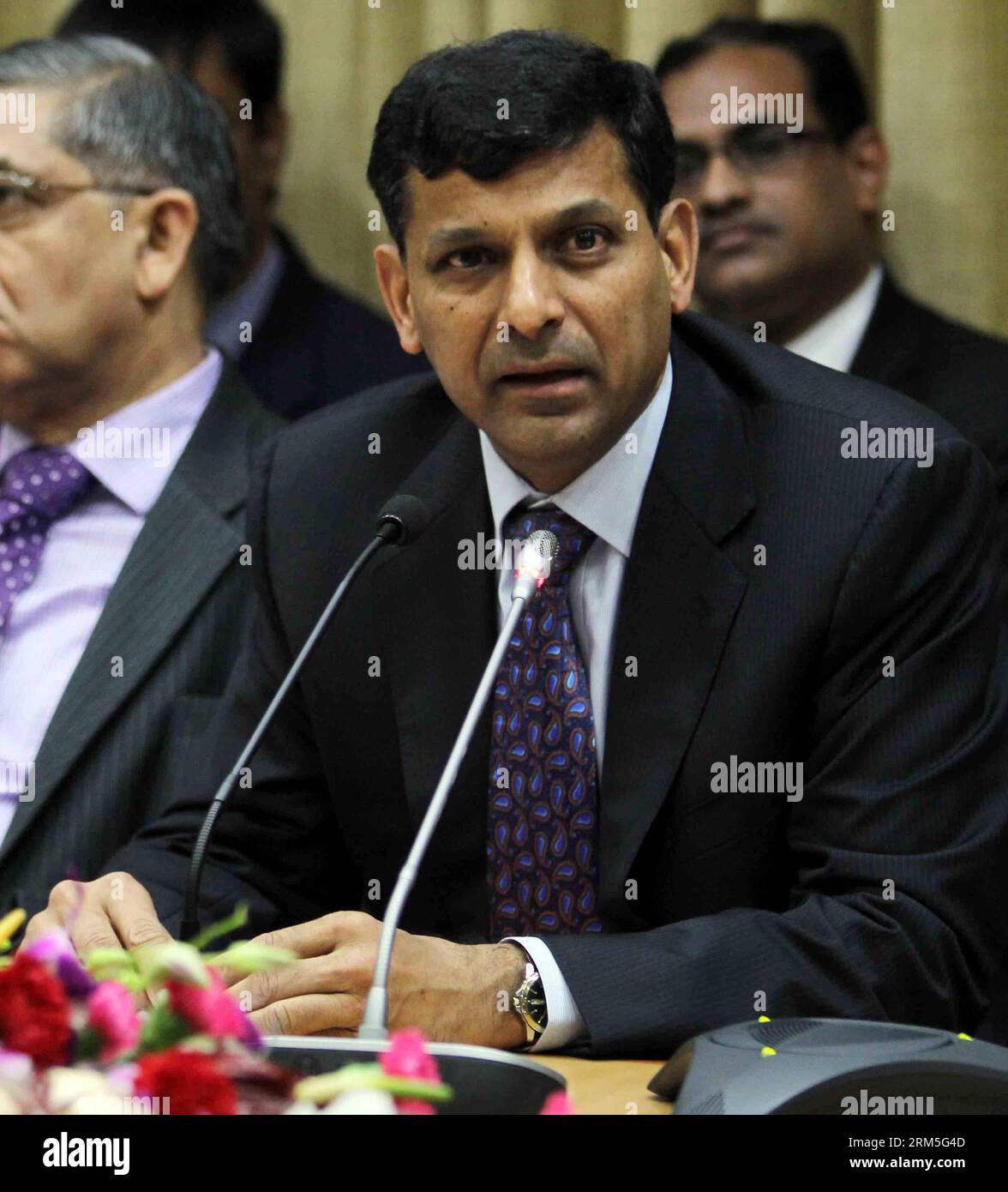 Bildnummer: 60651389  Datum: 29.10.2013  Copyright: imago/Xinhua (131029) -- MUMBAI, Oct. 29, 2013 (Xinhua) -- Governor of the Reserve Bank of India (RBI) Raghuram Rajan addresses the second quarter review of the monetary policy for 2013-14 at the RBI headquarters in Mumbai, India, Oct. 29, 2013. India s central bank, the Reserve Bank of India, Tuesday hiked a key policy interest rate by 0.25 percent in less than two months to curb inflation and slumping of the rupee. (Xinhua/Stringer)(lrz) INDIA-MUMBAI-BANK-RATE PUBLICATIONxNOTxINxCHN People Wirtschaft xsp x0x 2013 quadrat      60651389 Date Stock Photo