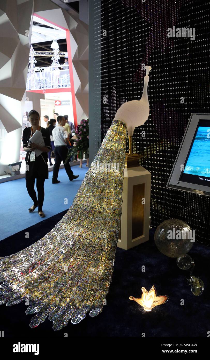 Bildnummer: 60651376  Datum: 29.10.2013  Copyright: imago/Xinhua (131029) -- HONG KONG, Oct. 29, 2013 (Xinhua) -- A visitor takes a look at a peacock-shaped LED light exhibited during the fair in Hong Kong, south China, Oct. 29, 2013. The 15th Hong Kong International Lighting Fair (Autumn Edition) was held here from Oct. 27 to Oct. 30. (Xinhua/Li Peng) (zwx) CHINA-HONG KONG-INTERNATIONAL LIGHTING FAIR (CN) PUBLICATIONxNOTxINxCHN Gesellschaft Wirtschaft Messe xsp x0x 2013 hoch      60651376 Date 29 10 2013 Copyright Imago XINHUA  Hong Kong OCT 29 2013 XINHUA a Visitor Takes a Look AT a Peacock Stock Photo