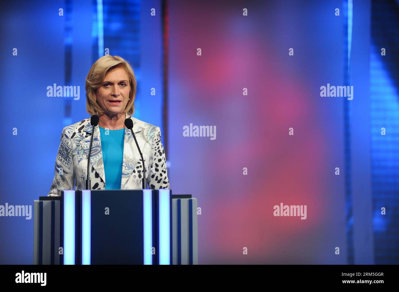Bildnummer: 60655077  Datum: 29.10.2013  Copyright: imago/Xinhua SANTIAGO, Oct. 29, 2013 - Presidential candidate of the Alliance for Chile, and flagship of the ruling party Evelyn Matthei addresses a press conference after a television debate, in the facilities of TVN Channel, in Santiago, capital of Chile, on Oct. 29, 2013. The presidential election of Chile, for the 2014-2018 period, will take place on Nov. 17, 2013. (Xinhua/Jorge Villegas) (da) CHILE-SANTIAGO-POLITICS-DEBATE PUBLICATIONxNOTxINxCHN People Politik Fernsehduell TV Duell xsp x0x 2013 quer     60655077 Date 29 10 2013 Copyright Stock Photo