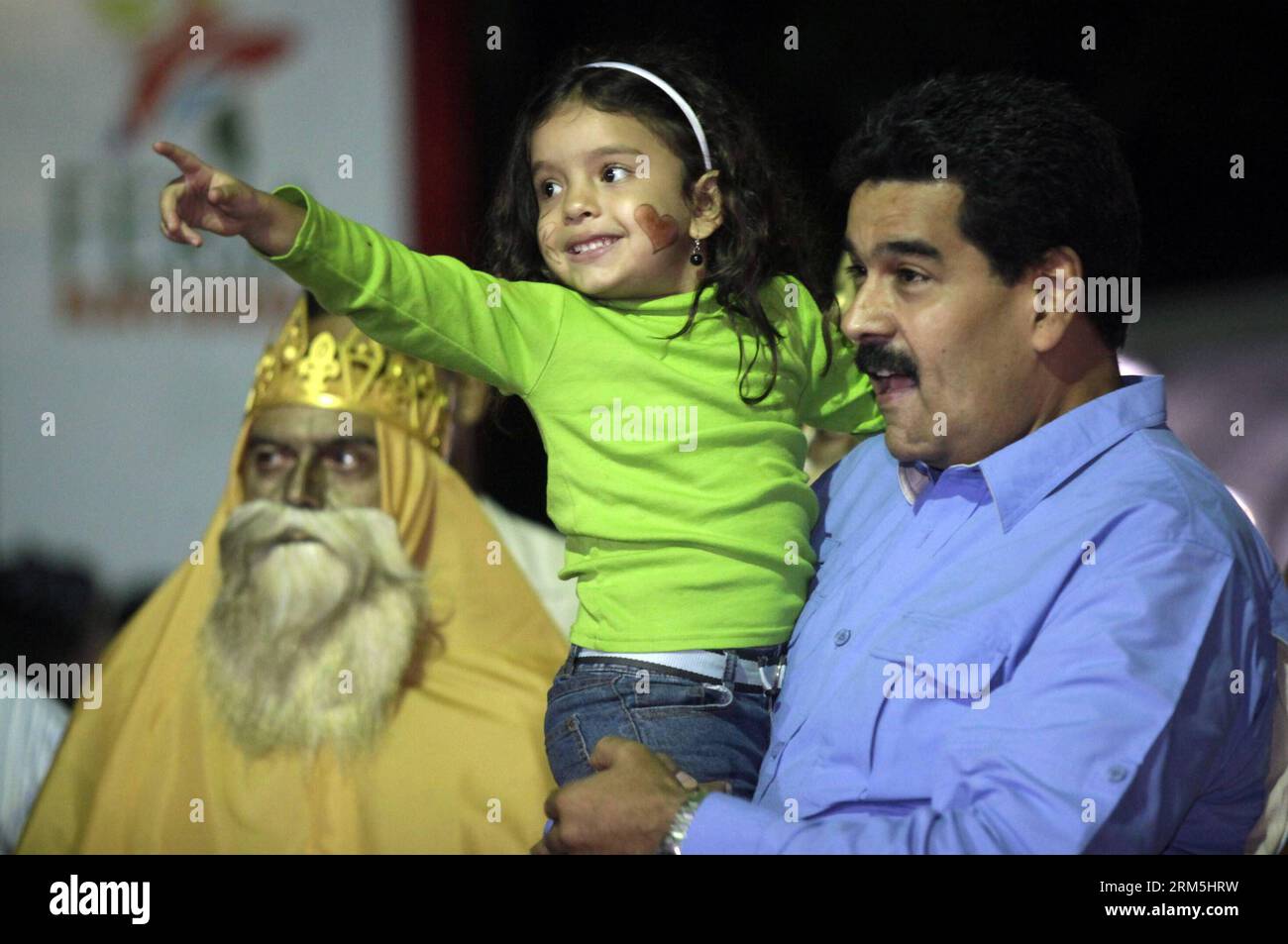 Bildnummer: 60666836  Datum: 01.11.2013  Copyright: imago/Xinhua (131102) -- CARACAS, Nov. 2, 2013 (Xinhua) -- Venezuelan President Nicolas Maduro (R) holds a girl during the inauguration of the Christmas Fair 2013, in the Caobos Park, in Caracas, Venezuela, on Nov. 1, 2013. (Xinhua/Juan Carlos La Cruz/AVN) VENEZUELA-CARACAS-POLITICS-MADURO PUBLICATIONxNOTxINxCHN people xas x0x 2013 quer Aufmacher premiumd      60666836 Date 01 11 2013 Copyright Imago XINHUA  Caracas Nov 2 2013 XINHUA Venezuelan President Nicolas Maduro r holds a Girl during The Inauguration of The Christmas Fair 2013 in The Stock Photo